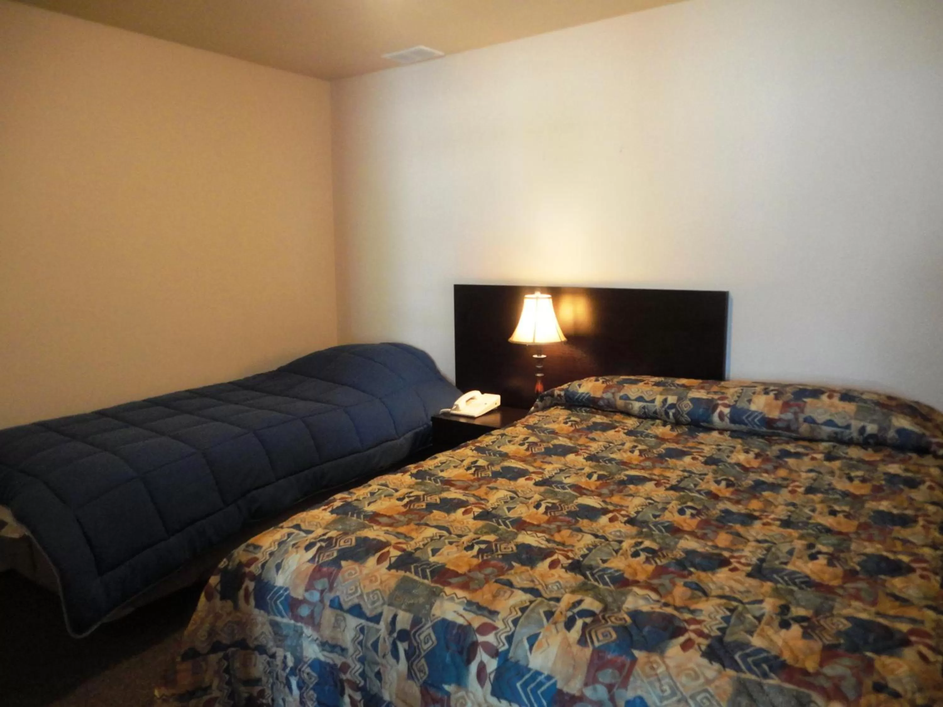 Bedroom, Bed in Stratford Motel