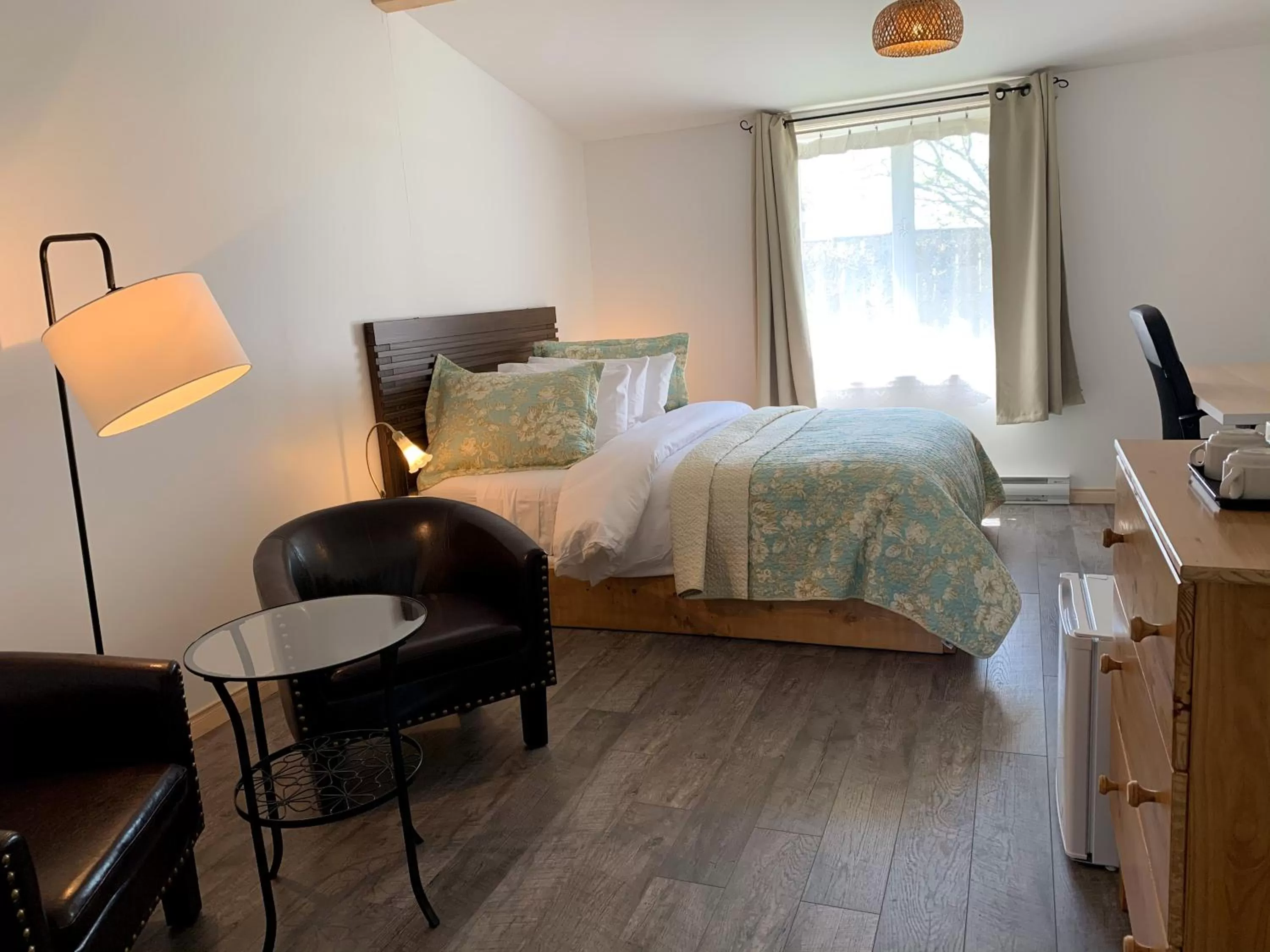 Bed in Auberge la Rosepierre bistro Henri