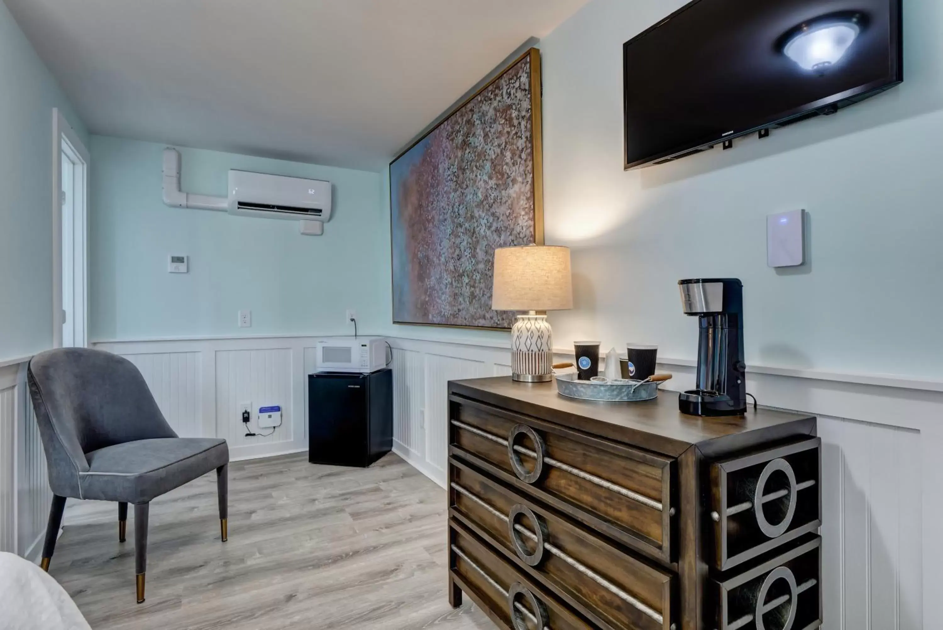 Property building, TV/Entertainment Center in Loggerhead Inn and Suites by Carolina Retreats