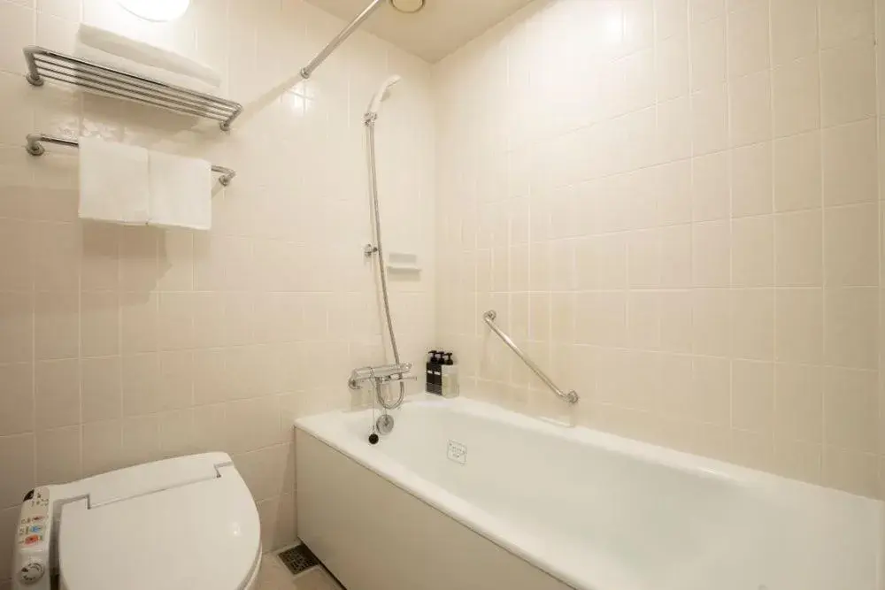 Bath, Bathroom in Hotel Cadenza Tokyo