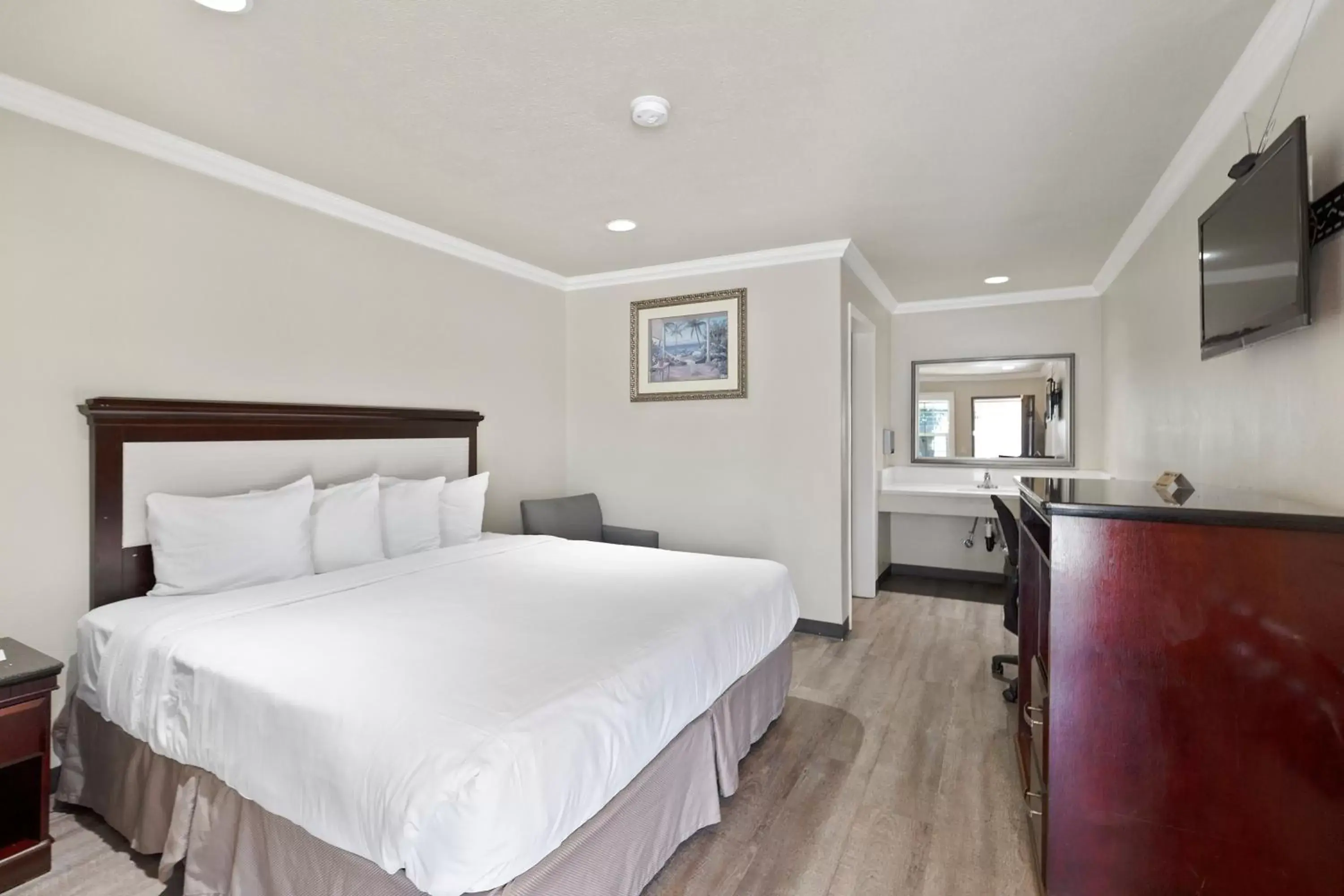 Bed in Le Blanc Inn & Suites