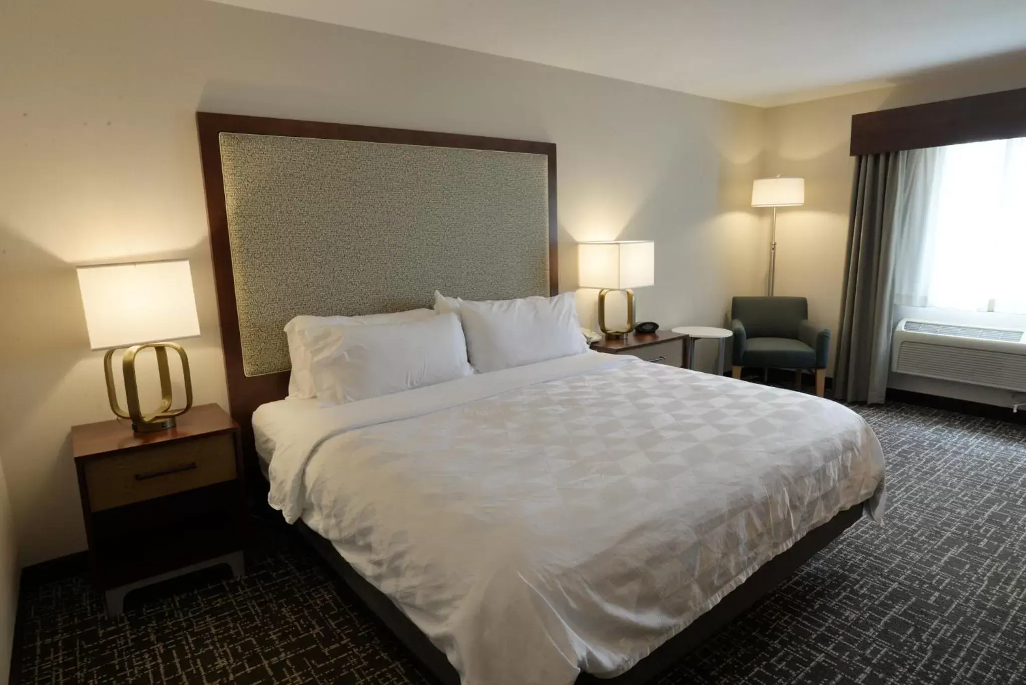 Photo of the whole room, Bed in Holiday Inn Hotel & Suites Minneapolis-Lakeville, an IHG Hotel