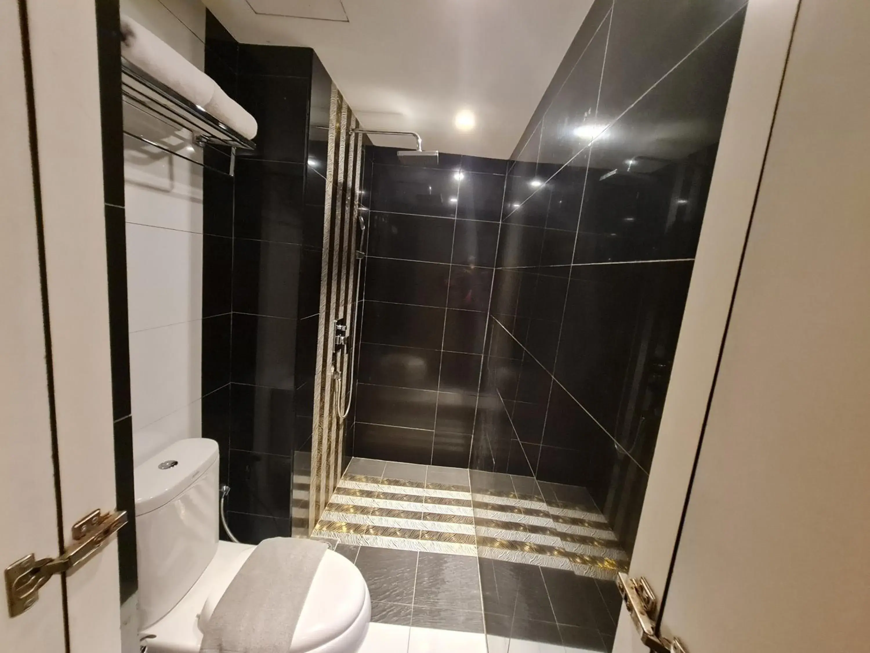 Bathroom in Arenaa Star Hotel