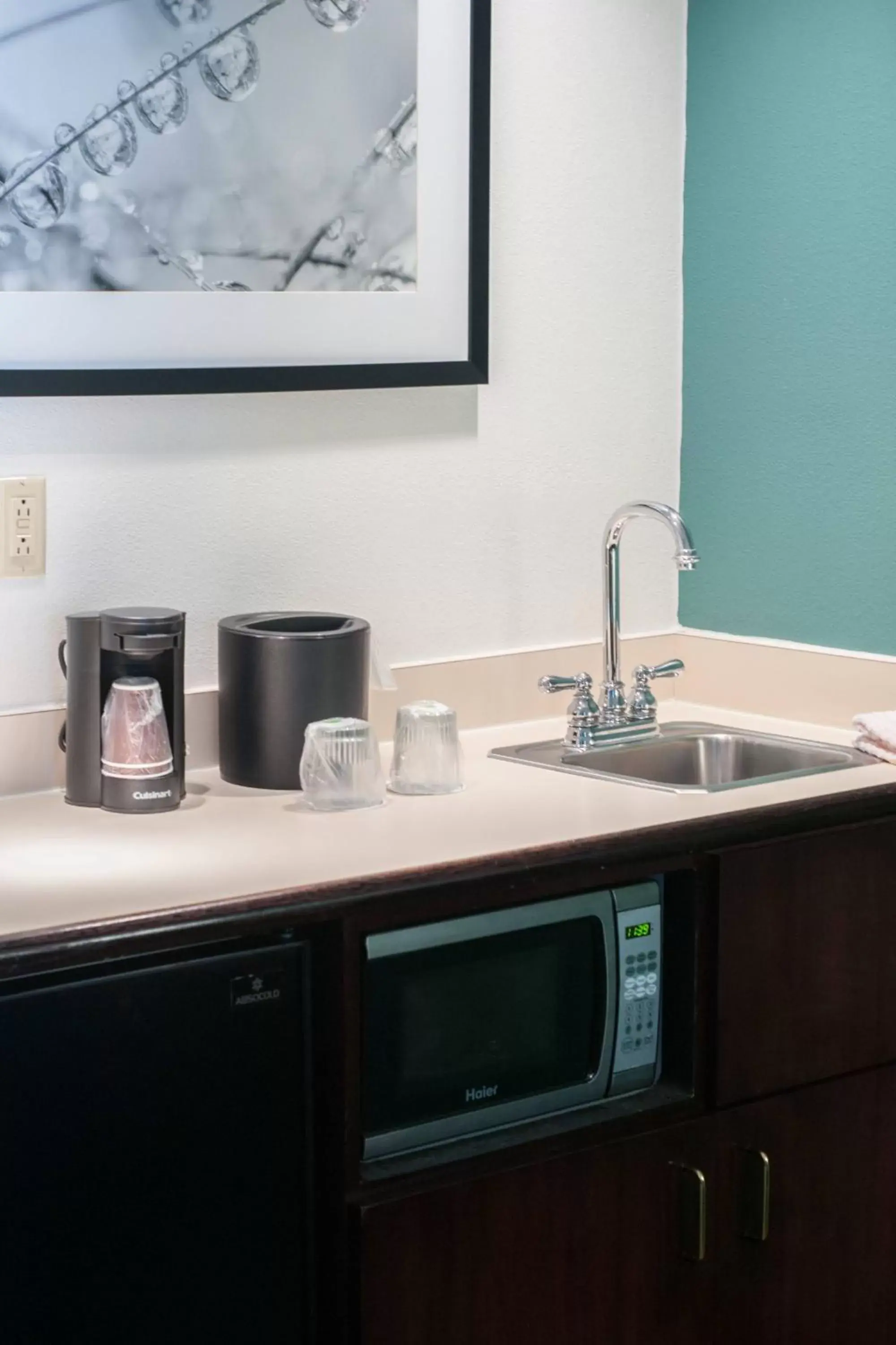 Kitchen or kitchenette, Bathroom in SpringHill Suites Pittsburgh Monroeville