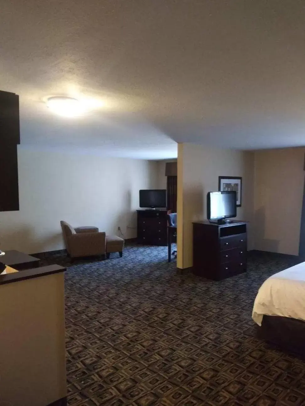 TV/Entertainment Center in Holiday Inn Express & Suites Zanesville North, an IHG Hotel