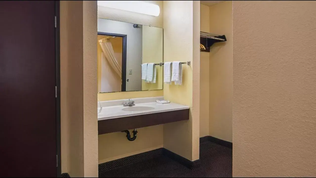 Bathroom in Motel 6-Hannibal, MO