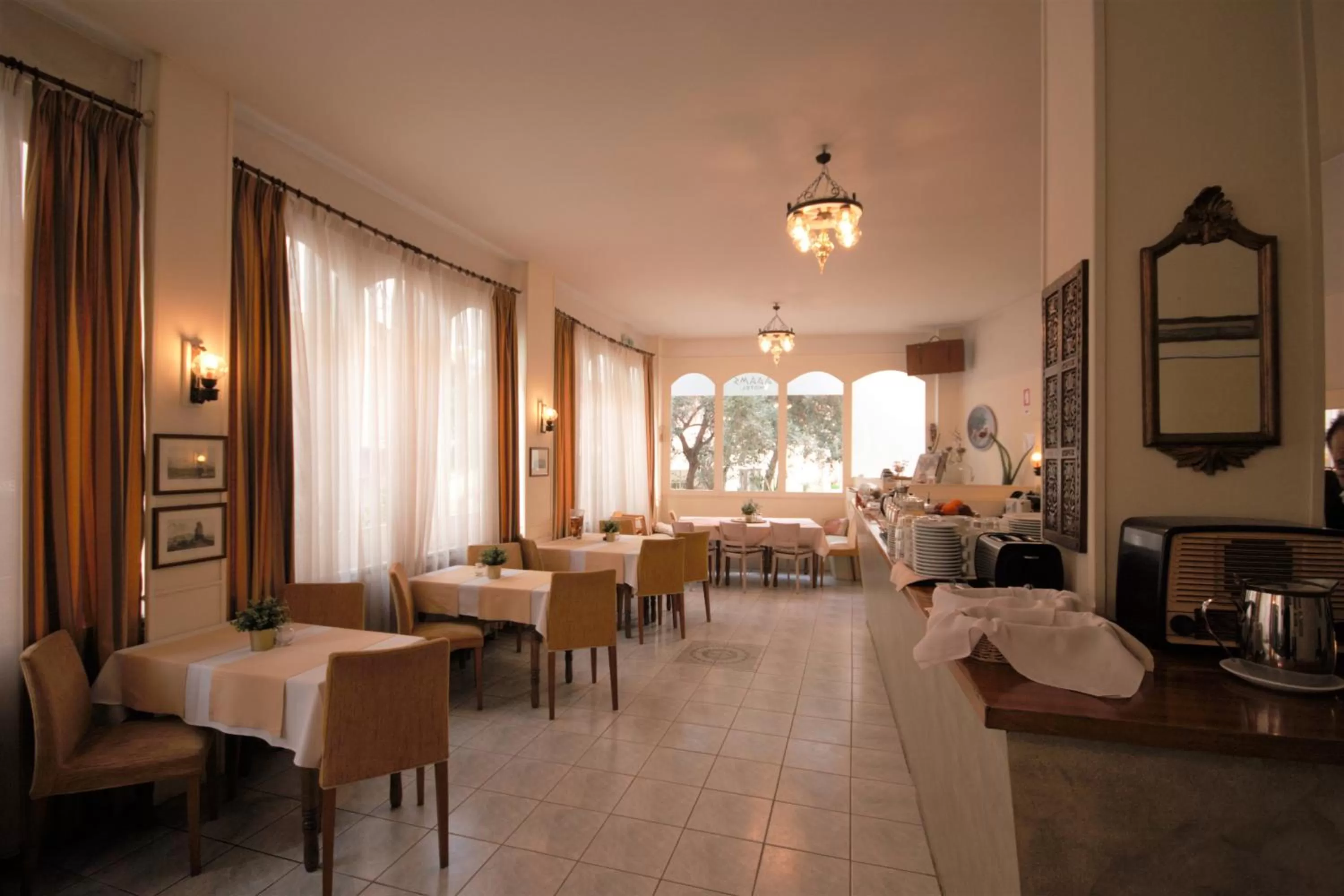 Restaurant/places to eat in Adams Hotel