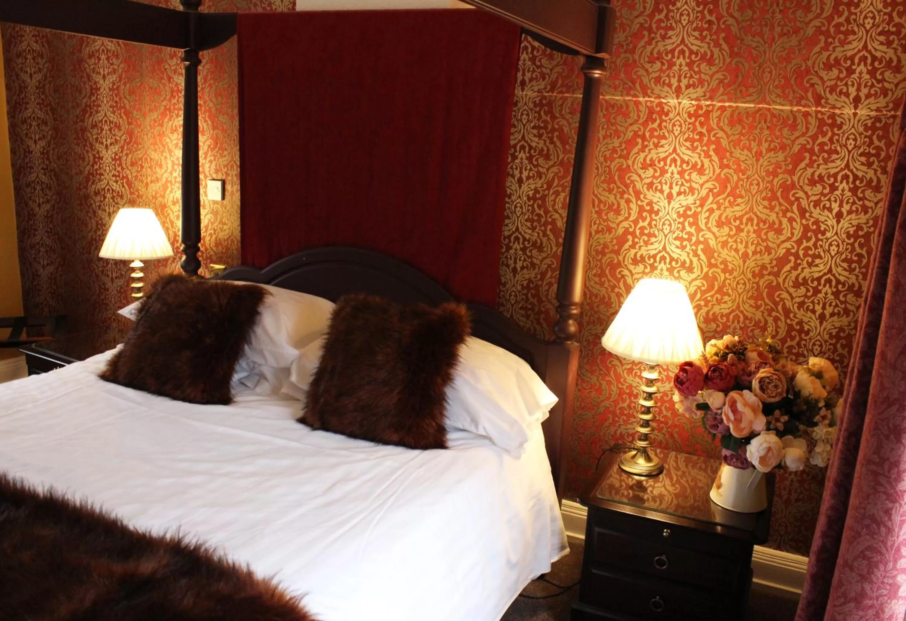 Shower, Bed in The Lion Hotel