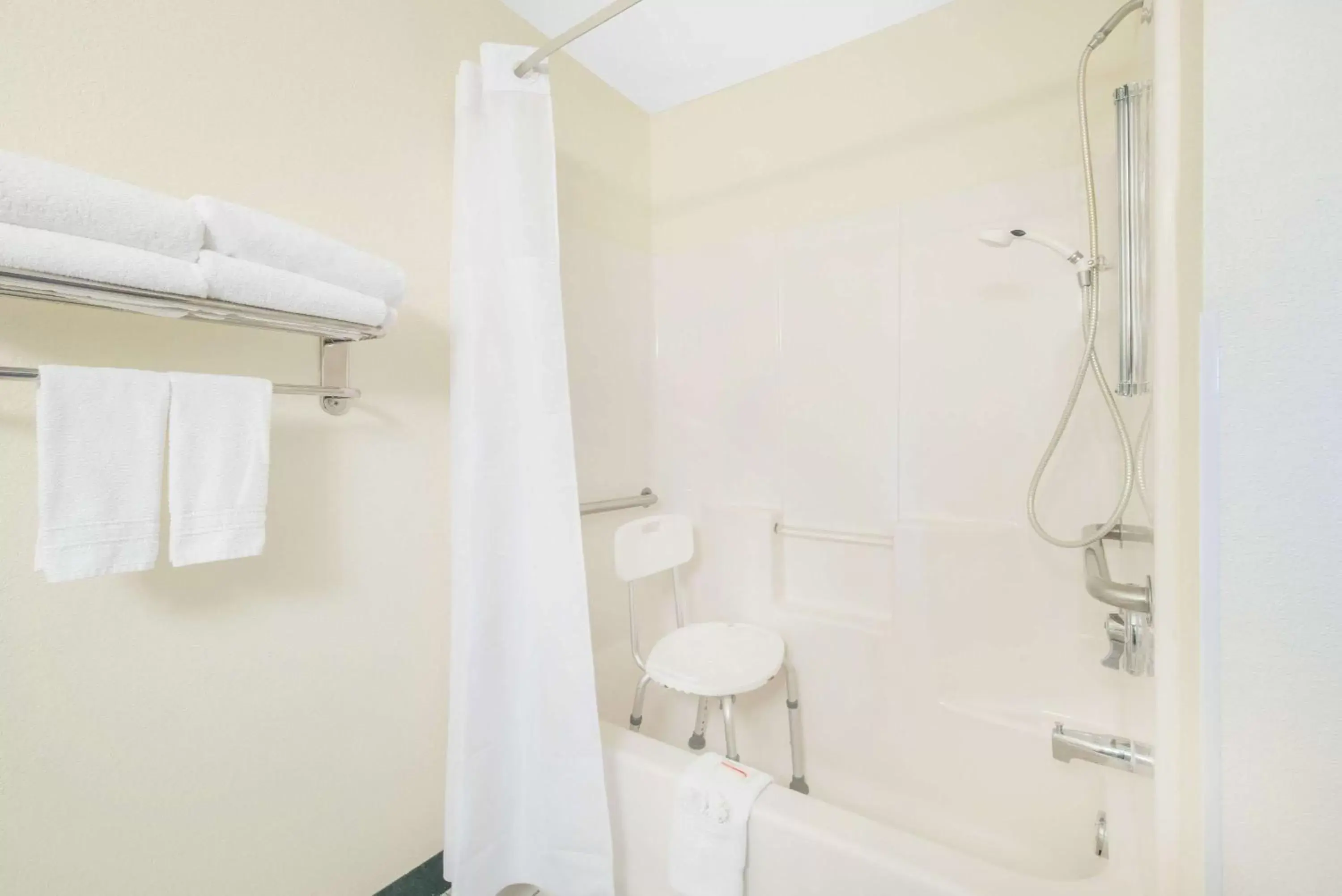 Queen Room - Disability Access - Non-Smoking in Days Inn & Suites by Wyndham Fargo 19th Ave/Airport Dome Queen Room - Disability Access - Non-Smoking in Days Inn & Suites by Wyndham Fargo 19th Ave/Airport Dome