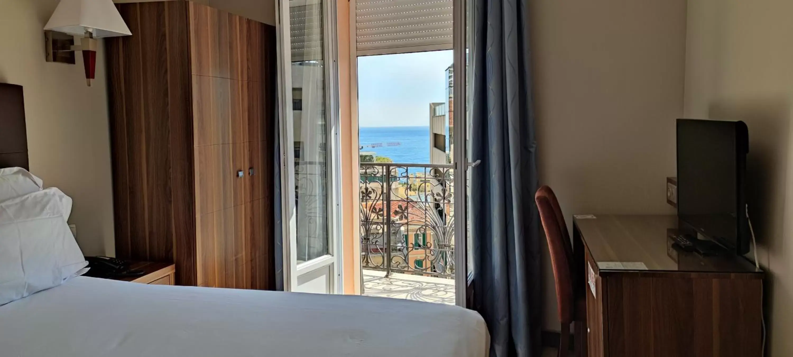 Balcony/Terrace, Bed in Hotel Capitole