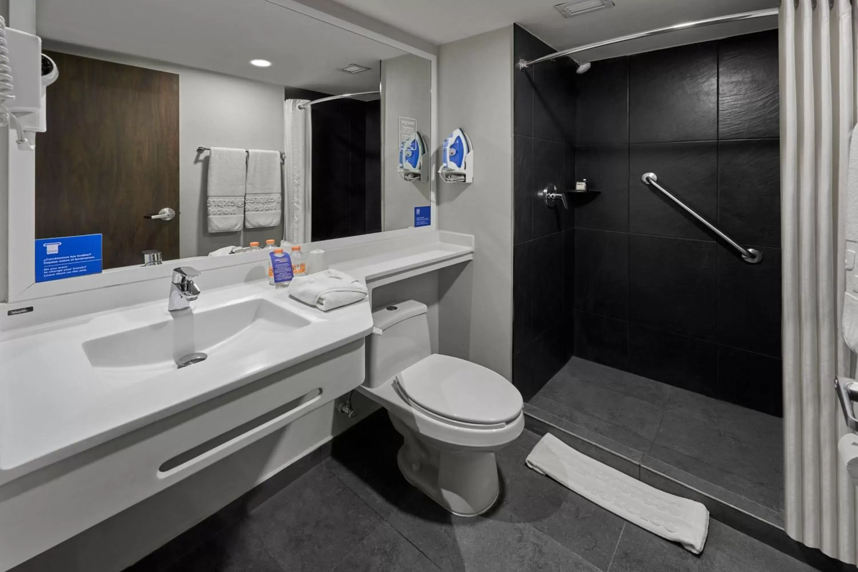 Photo of the whole room, Bathroom in City Express by Marriott Ensenada