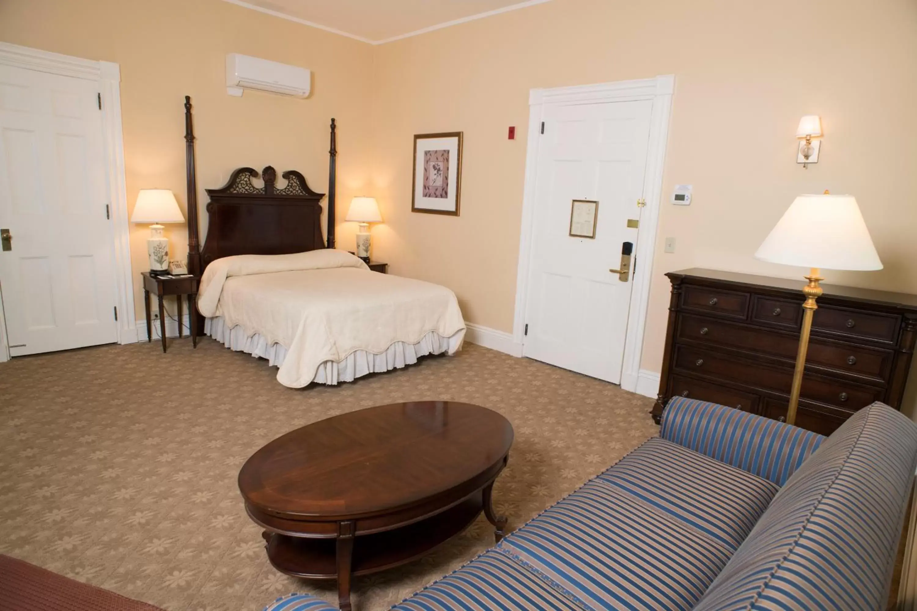 Bedroom, Bed in Middlebury Inn