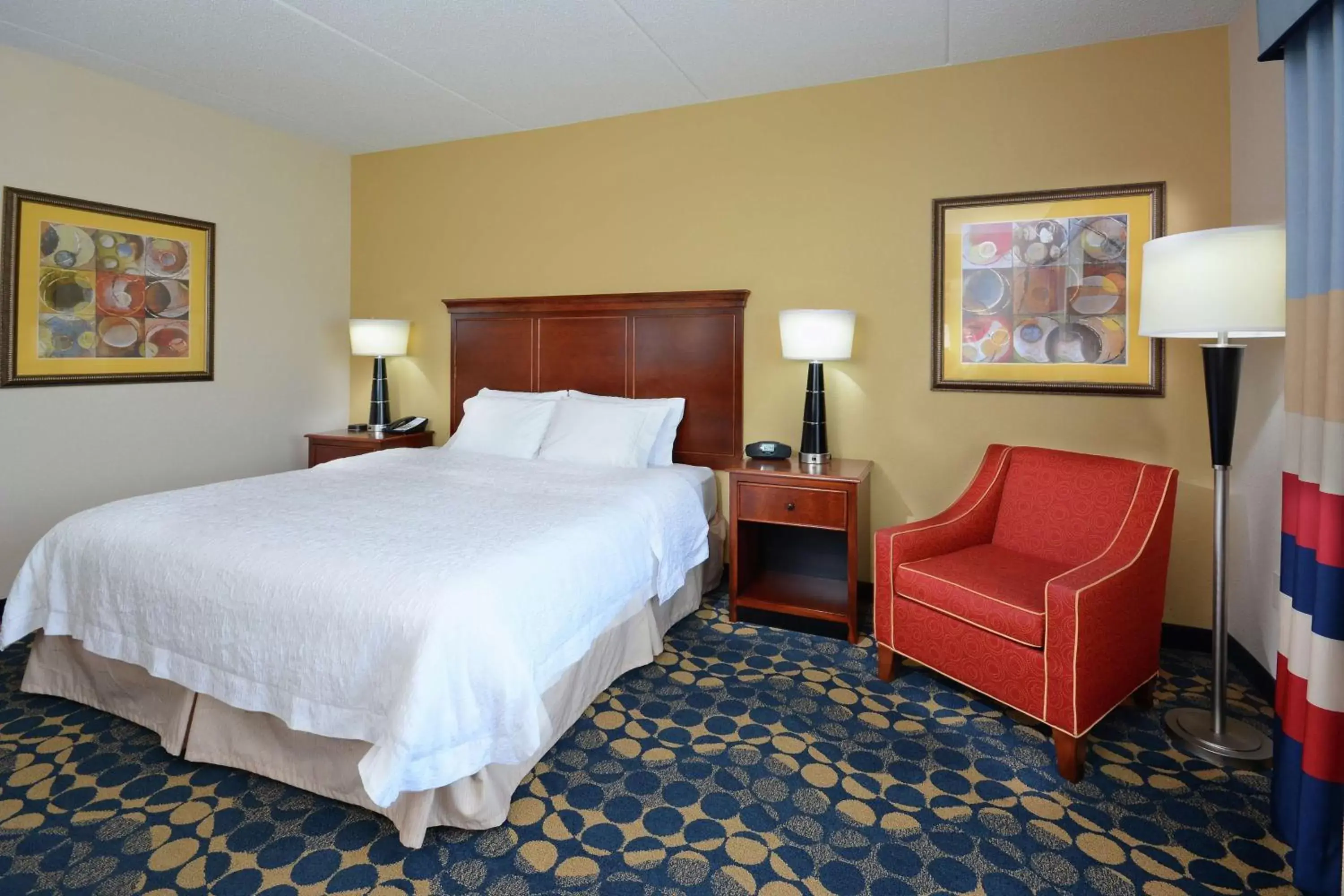 Bed in Hampton Inn & Suites Huntersville