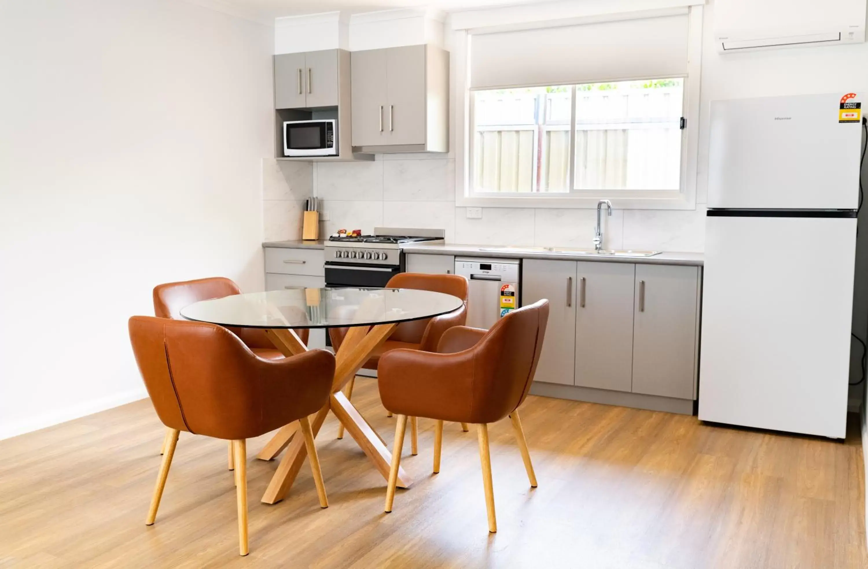 Dining area, Kitchen/Kitchenette in Econo Lodge Mildura