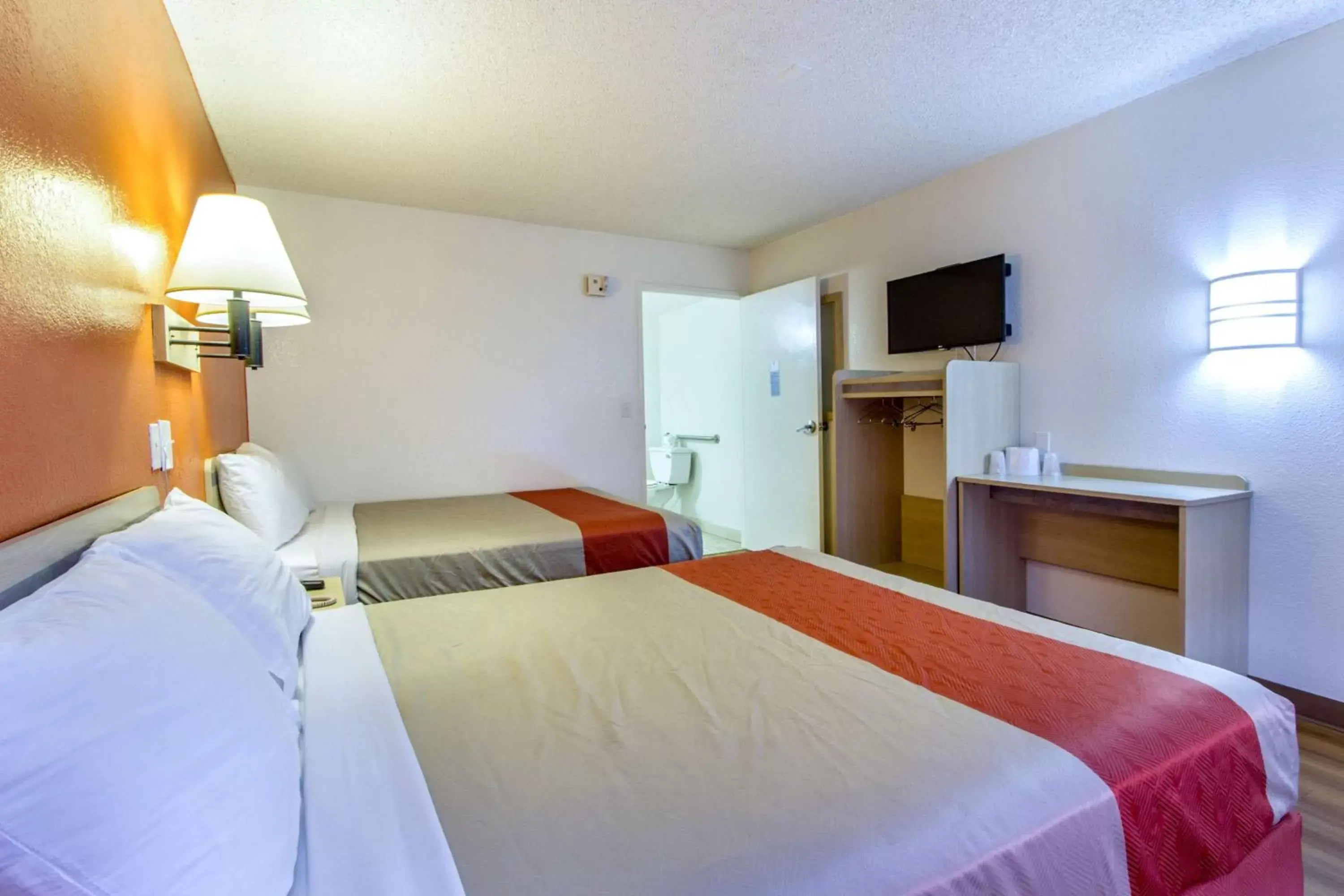Photo of the whole room, Bed in Motel 6-Phoenix, AZ - Airport - 24th Street