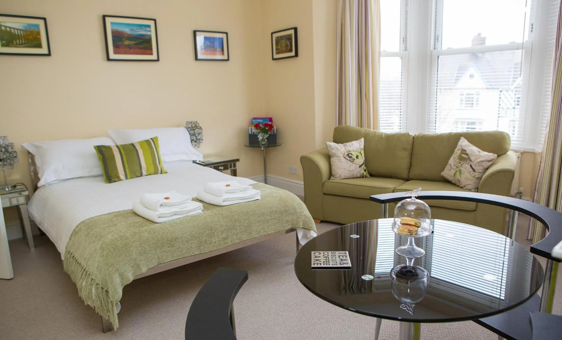 Photo of the whole room, Bed in Studios At Glenthorne