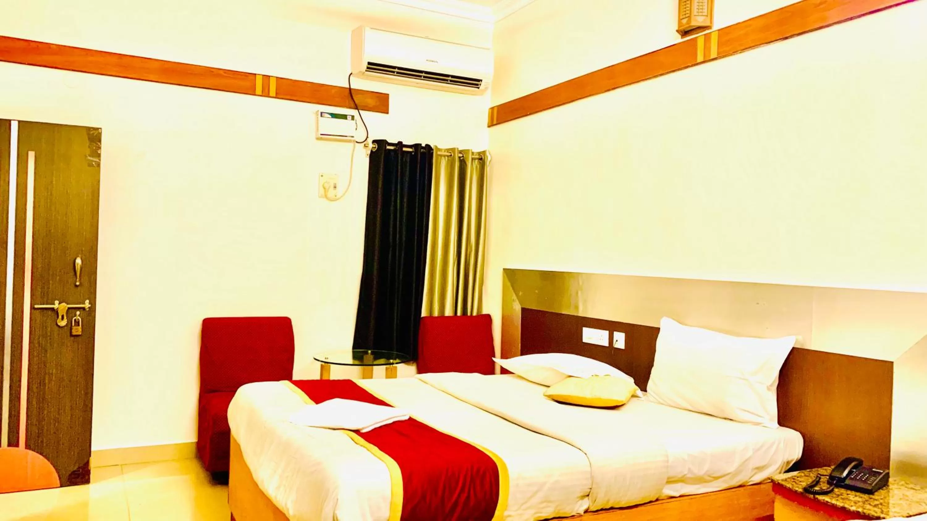 Bed in Half Moon Palace Chennai