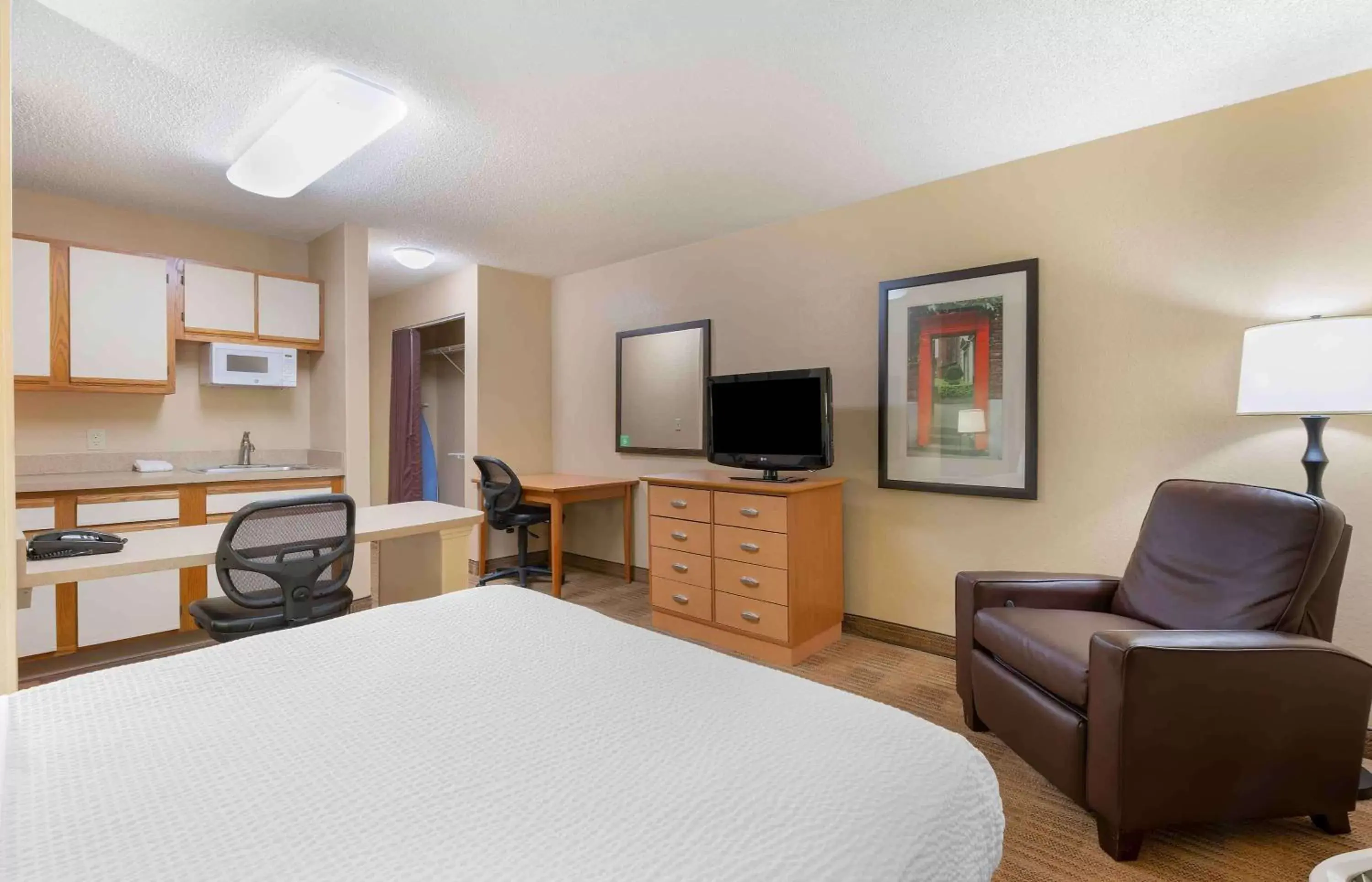 Bedroom in Extended Stay America Suites - Cincinnati - Fairfield