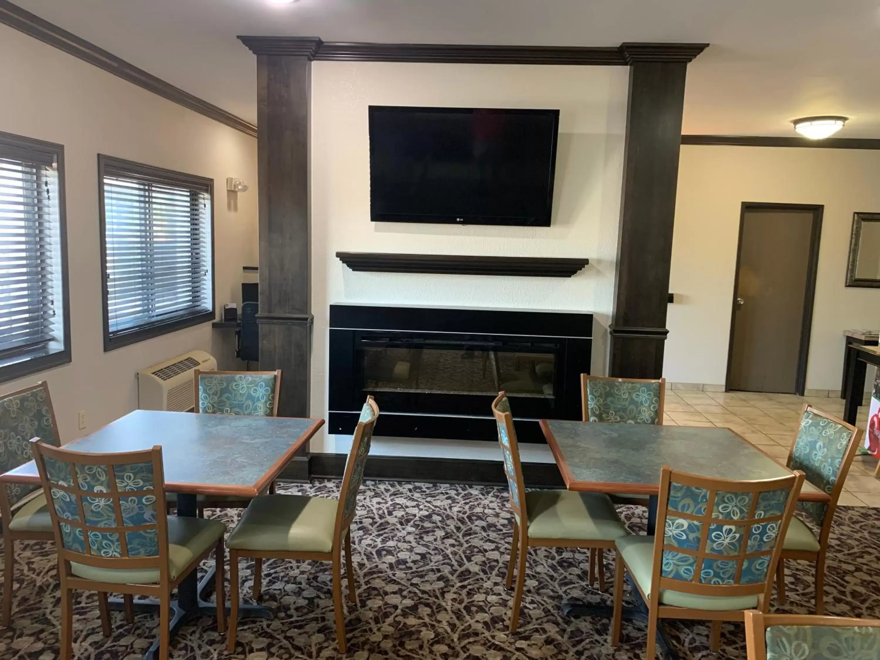 TV and multimedia, Dining Area in Quality Inn near I-72 and Hwy 51