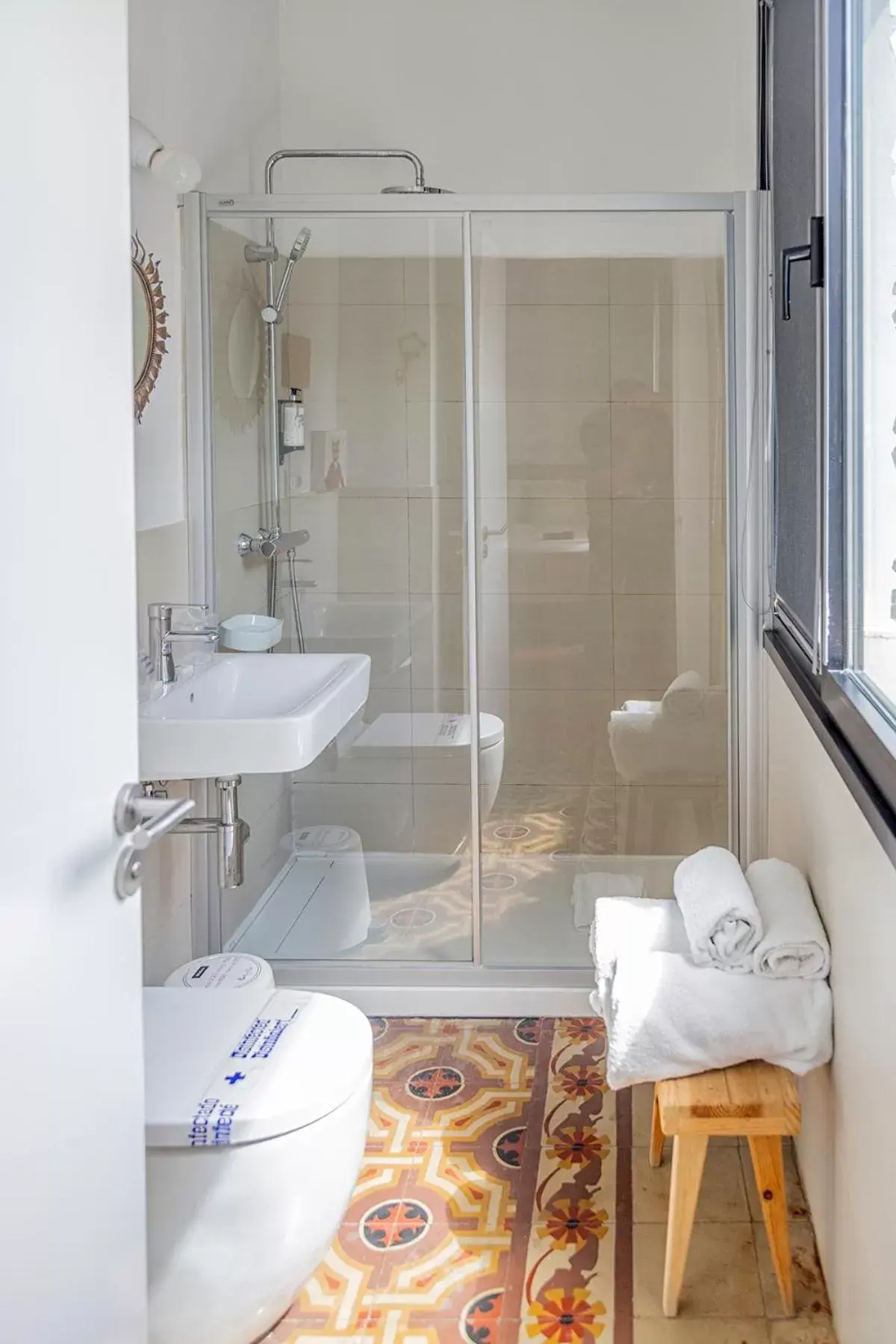 Shower, Bathroom in Bed and Chic