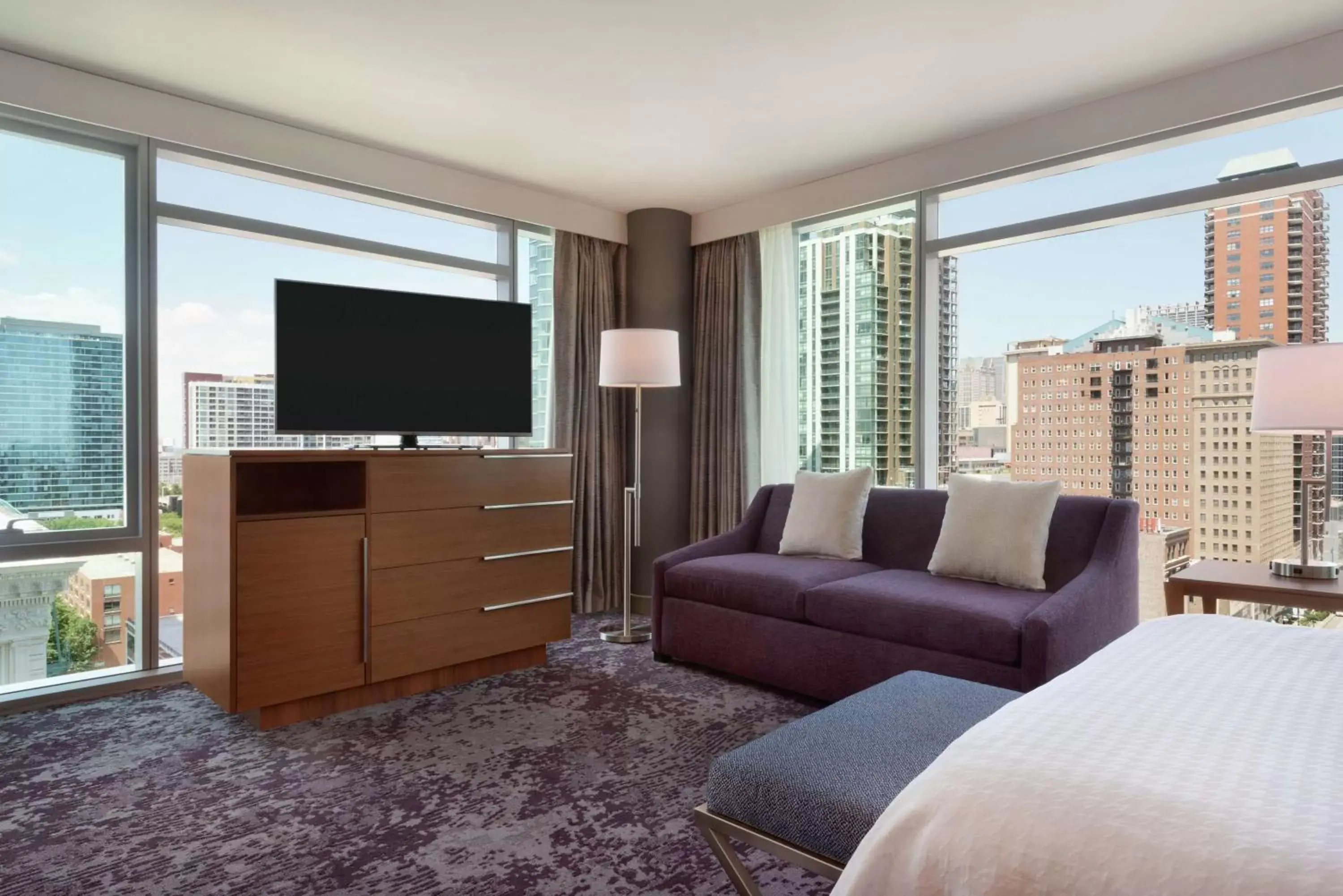 Bedroom, TV/Entertainment Center in Homewood Suites By Hilton Chicago Downtown South Loop