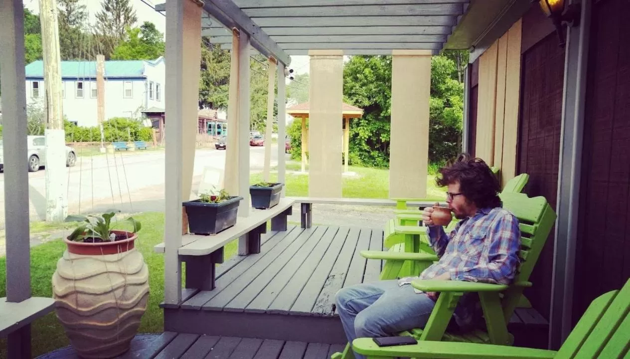 Facade/entrance in Pine Hill Arms Hotel