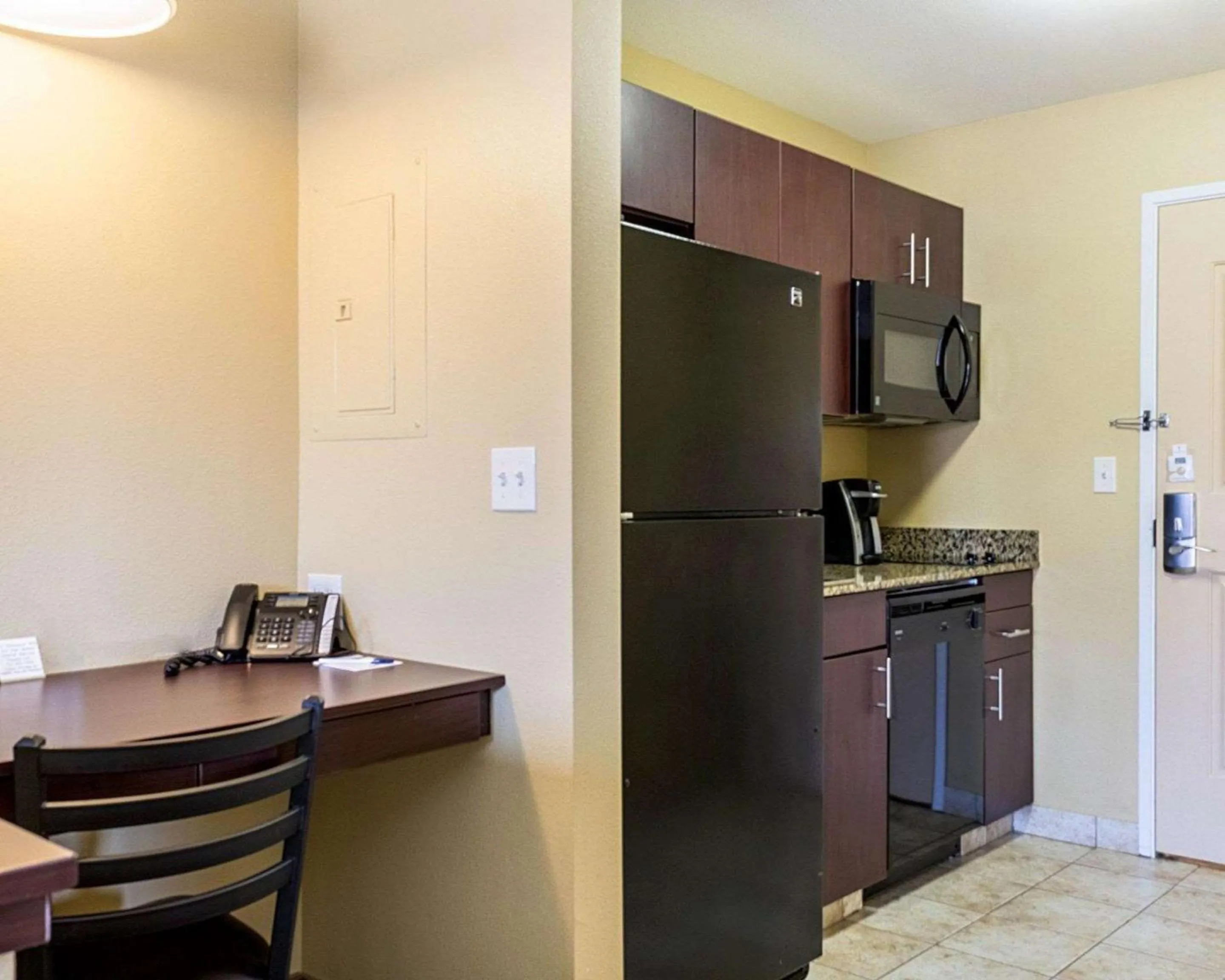 Coffee/tea facilities in MainStay Suites Minot