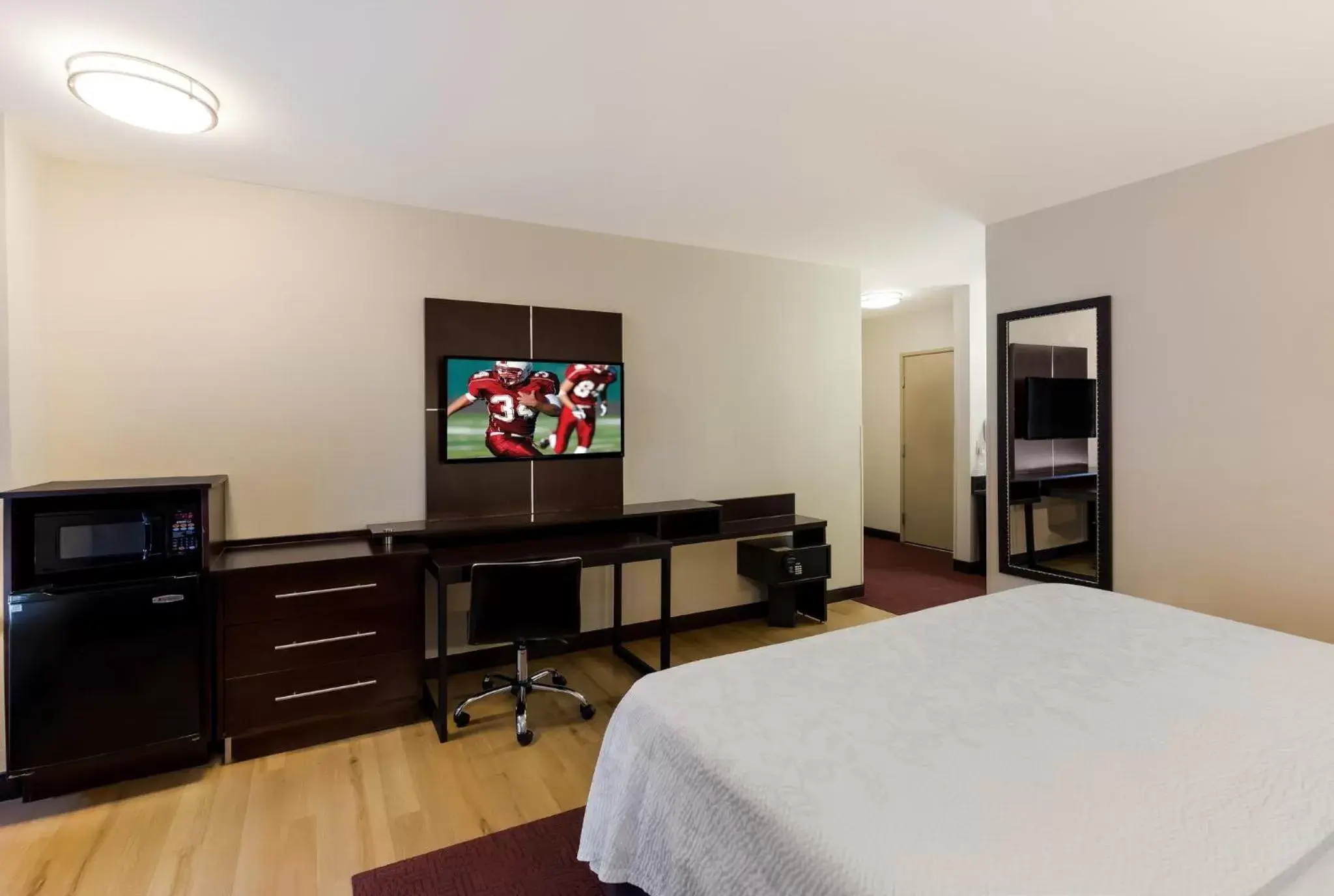 Photo of the whole room, TV/Entertainment Center in Red Roof Inn PLUS+ Columbus Downtown - Convention Center