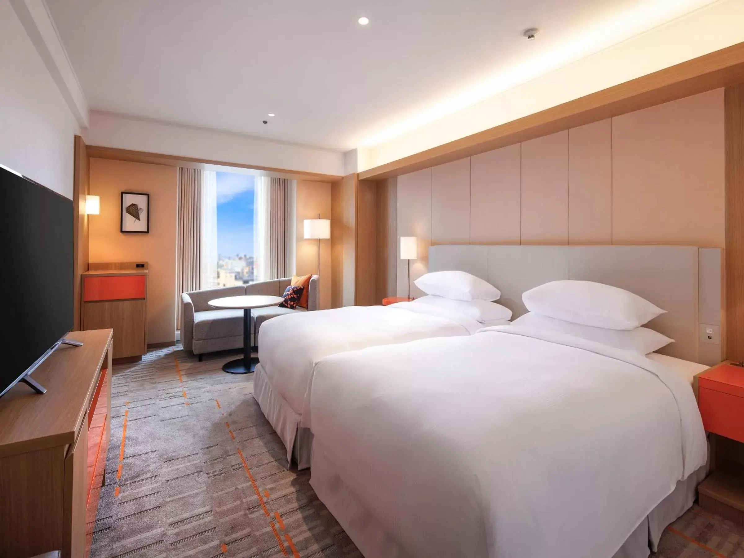 Photo of the whole room, Bed in Sheraton Miyako Hotel Osaka