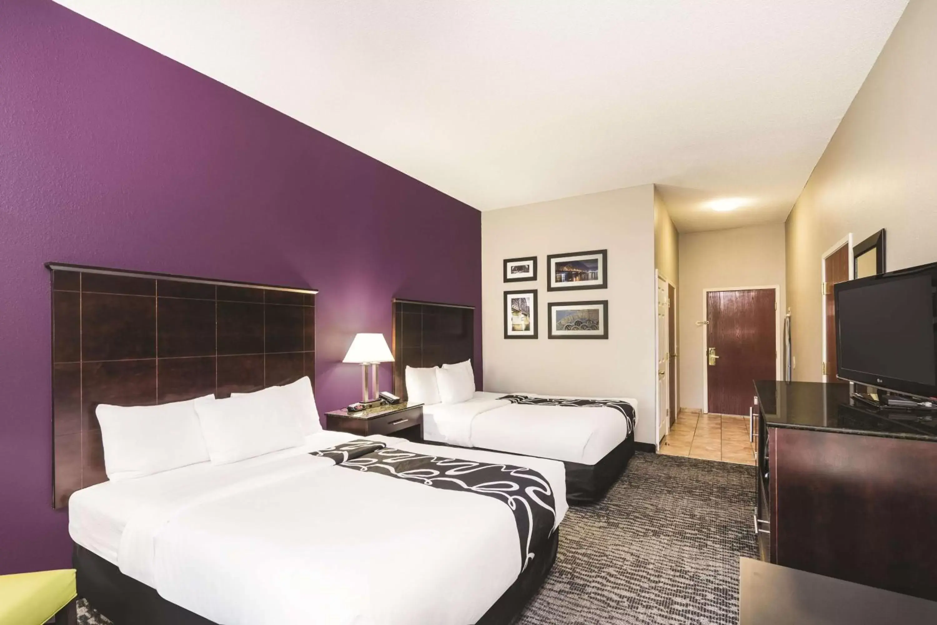 Photo of the whole room, Bed in La Quinta Inn & Suites by Wyndham Louisville East
