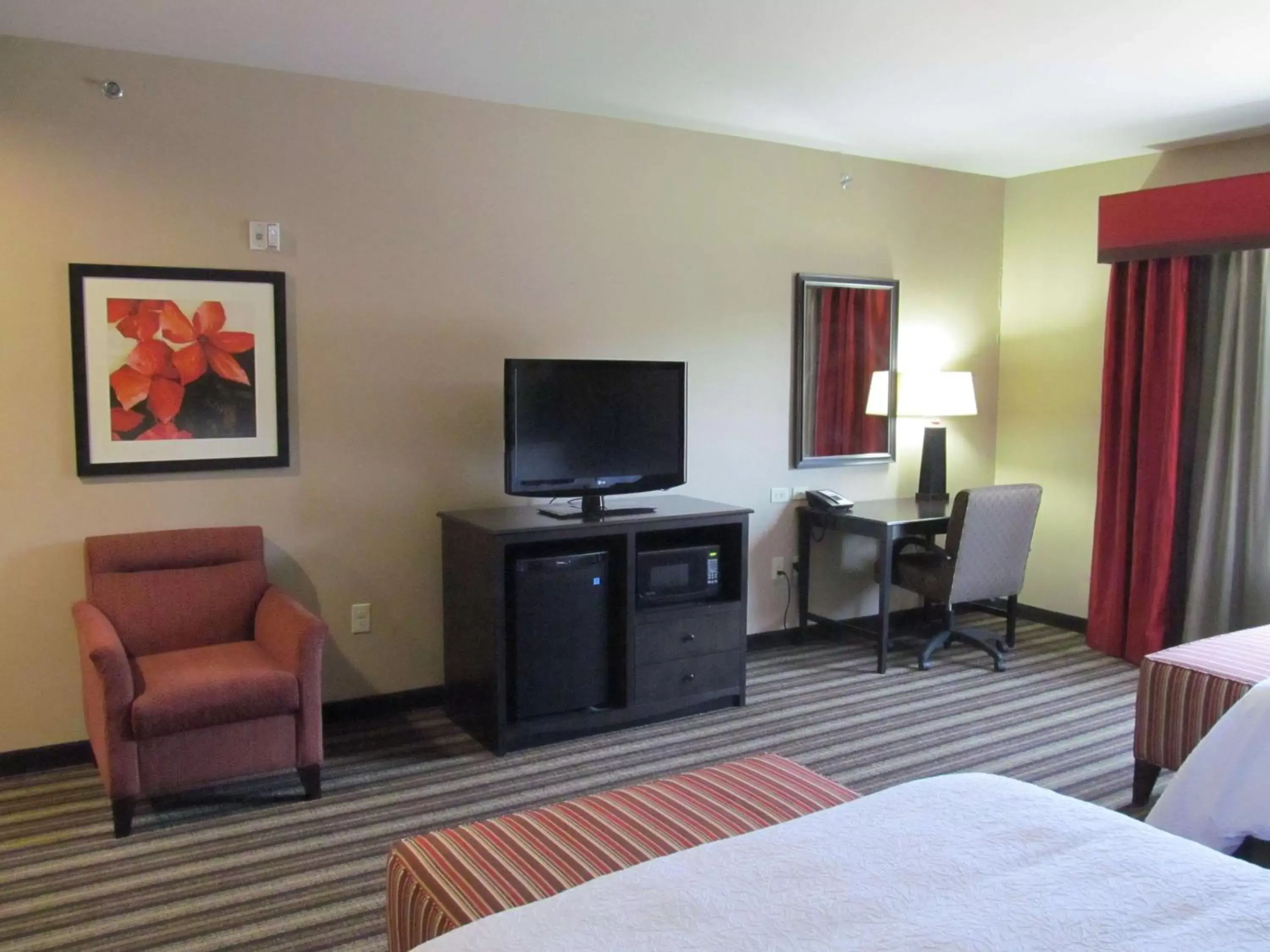 Bed, TV/Entertainment Center in Hampton Inn and Suites Hope