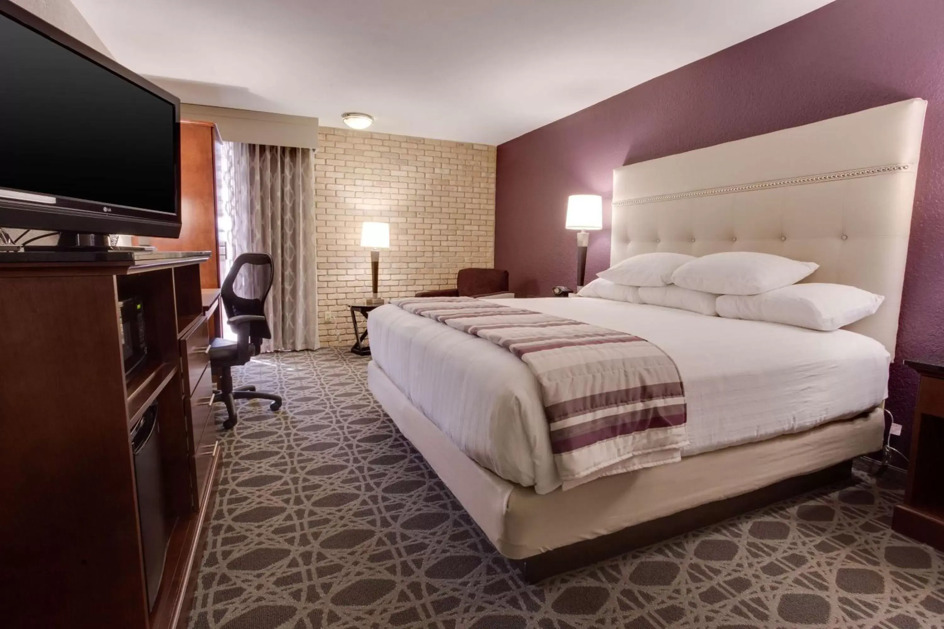 Photo of the whole room, Bed in Drury Plaza Hotel San Antonio Airport