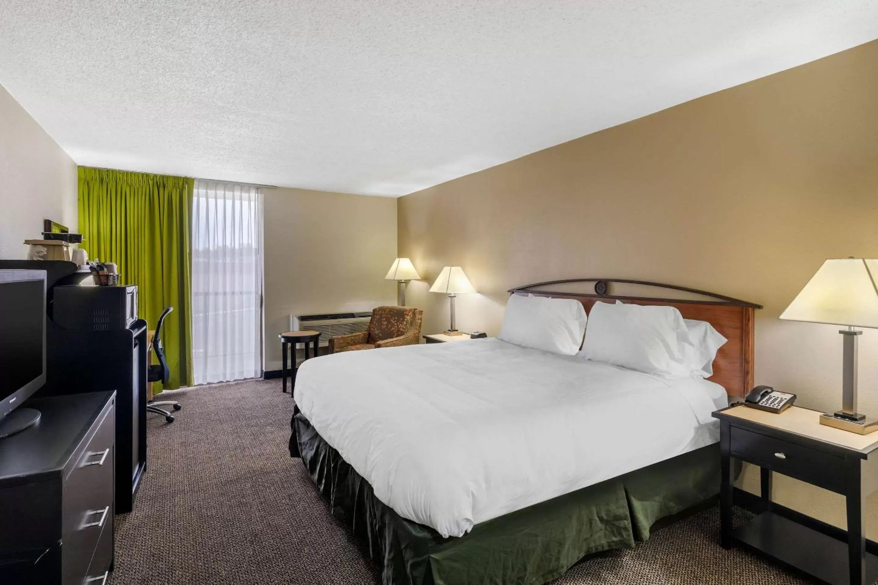 Photo of the whole room, Bed in Quality Inn Tyler - Lindale