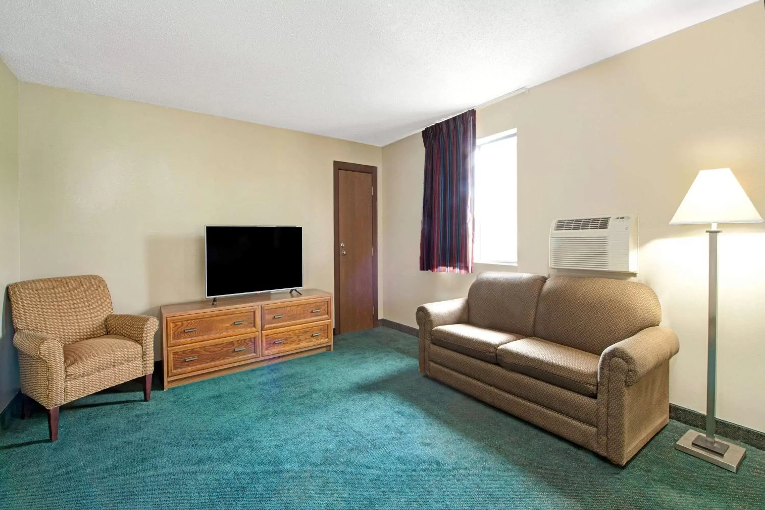 Photo of the whole room, Seating Area in Super 8 by Wyndham Eureka/Six Flags Nearby