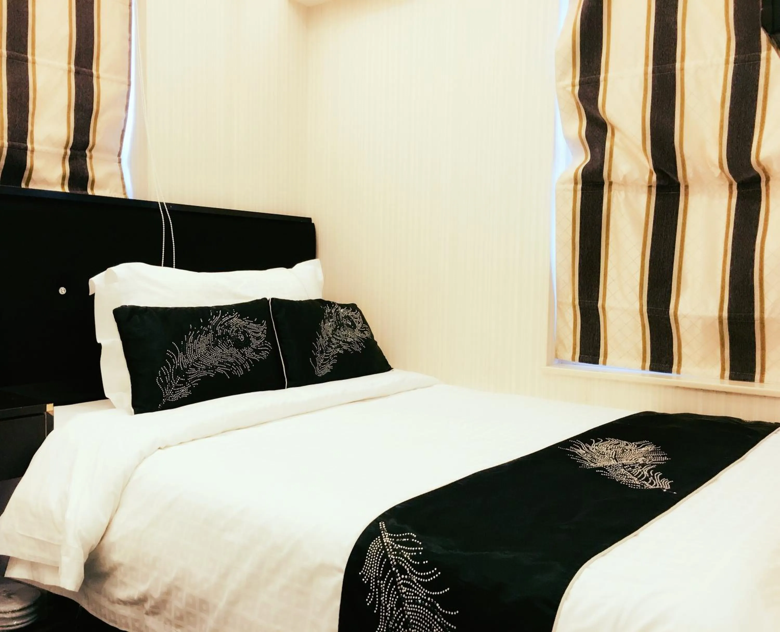 Bed in Seasons Hotel - Causeway Bay