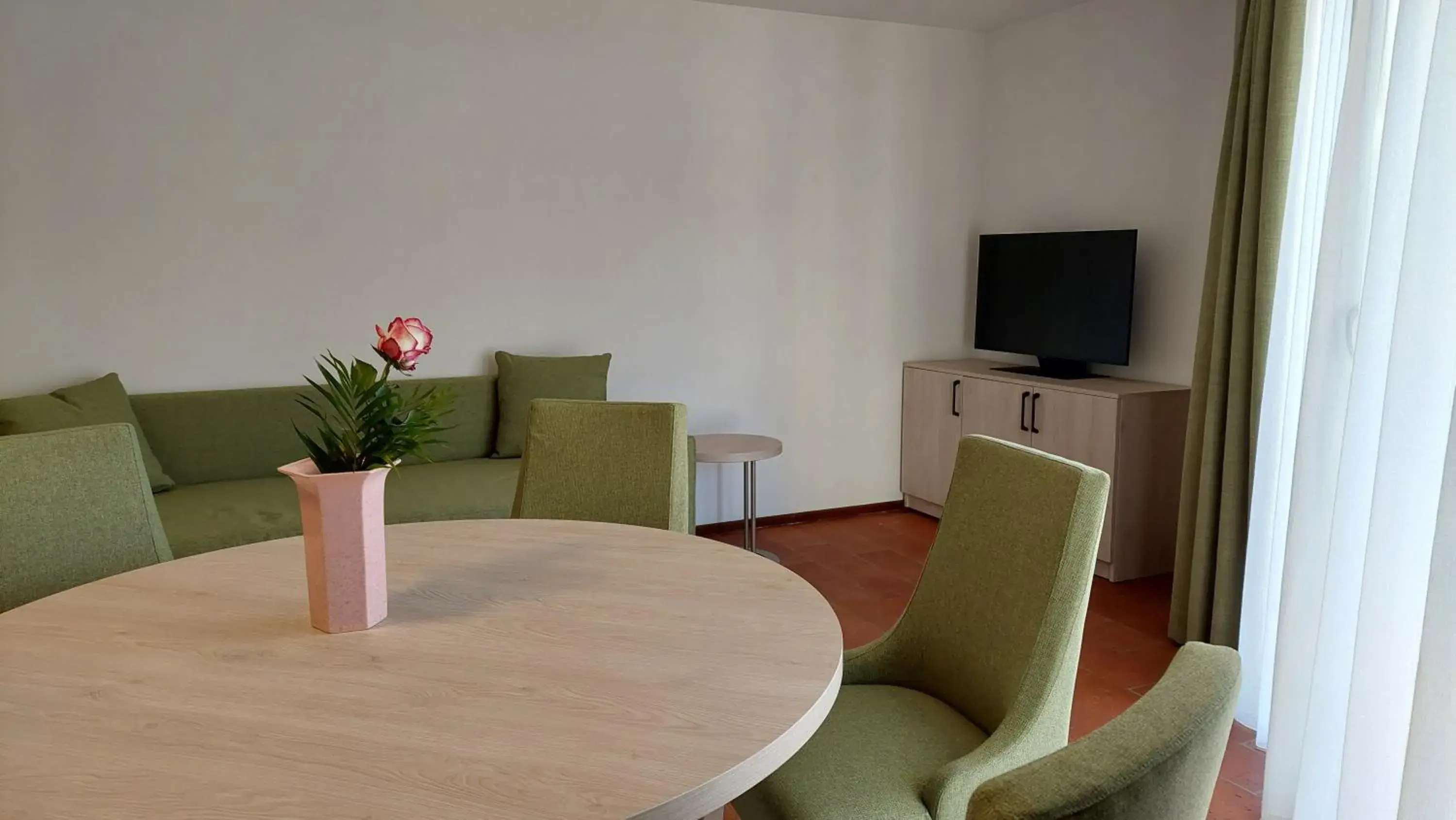 Communal lounge/ TV room, Dining Area in Garni Nessi