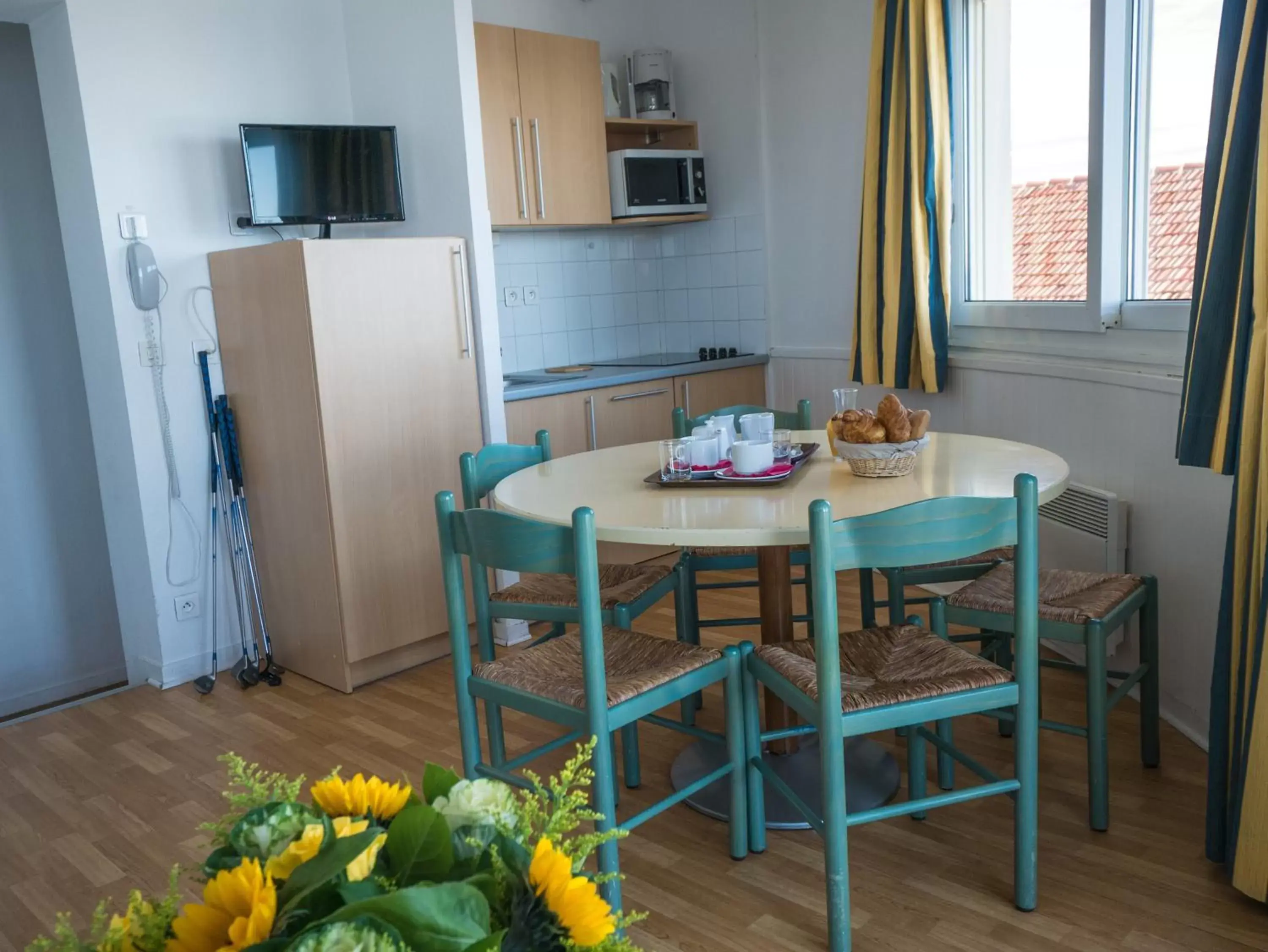 Kitchen or kitchenette, Dining Area in Résidence Mer & Golf Eugénie