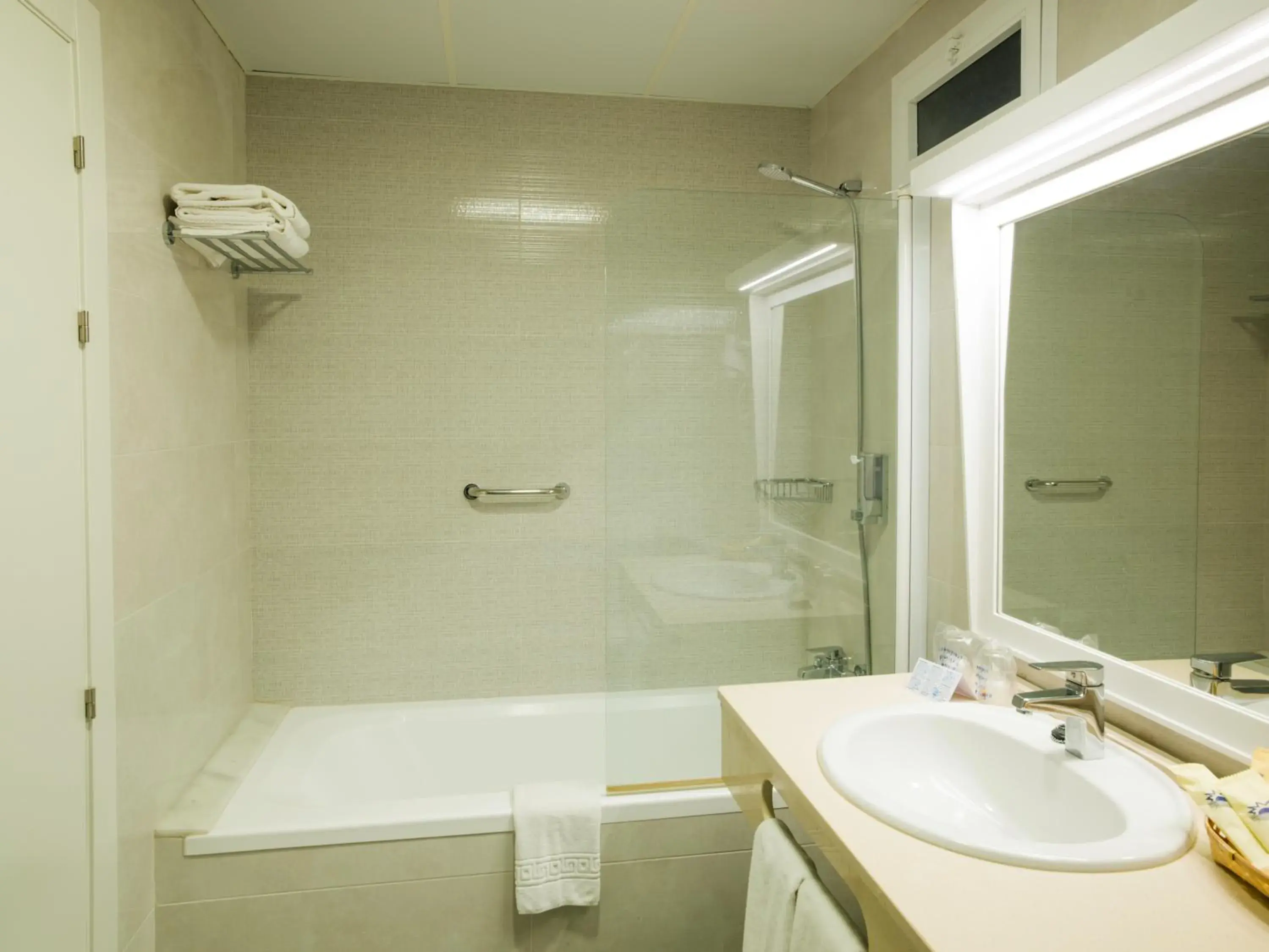 Bedroom, Bathroom in Hotel Monarque Torreblanca