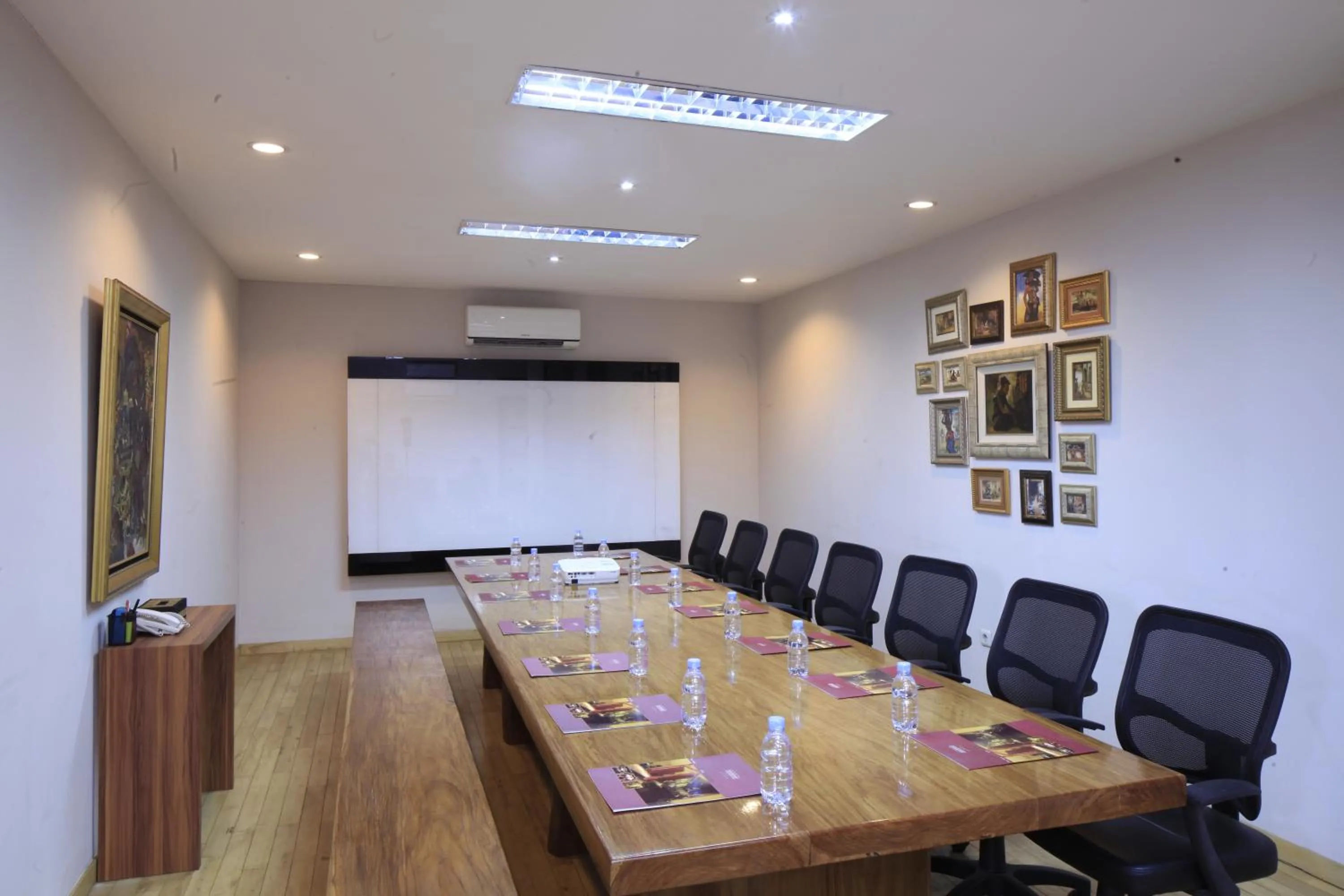 Meeting/conference room in Bale Ocasa by Behomy