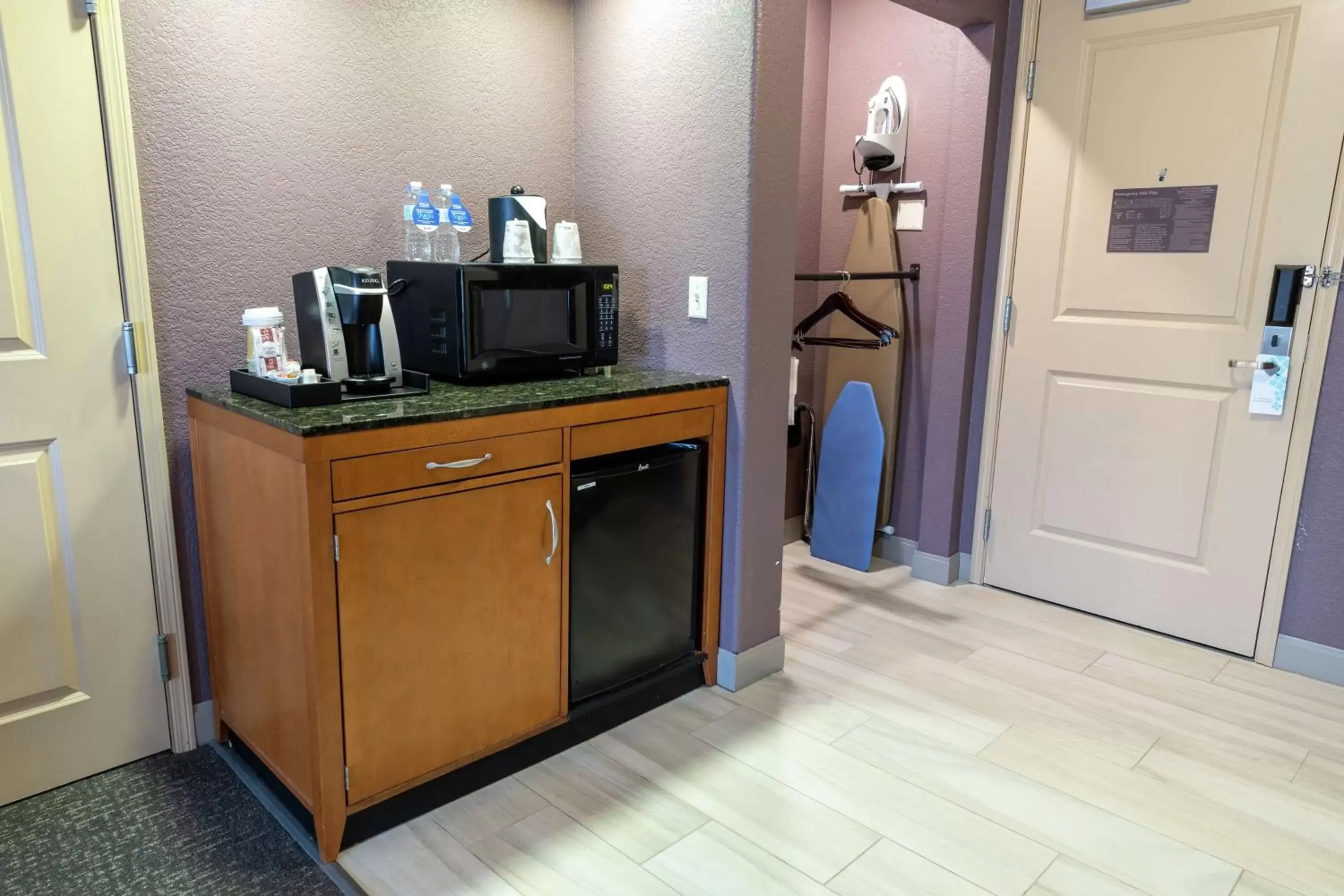 Photo of the whole room, TV/Entertainment Center in Hilton Garden Inn West Des Moines