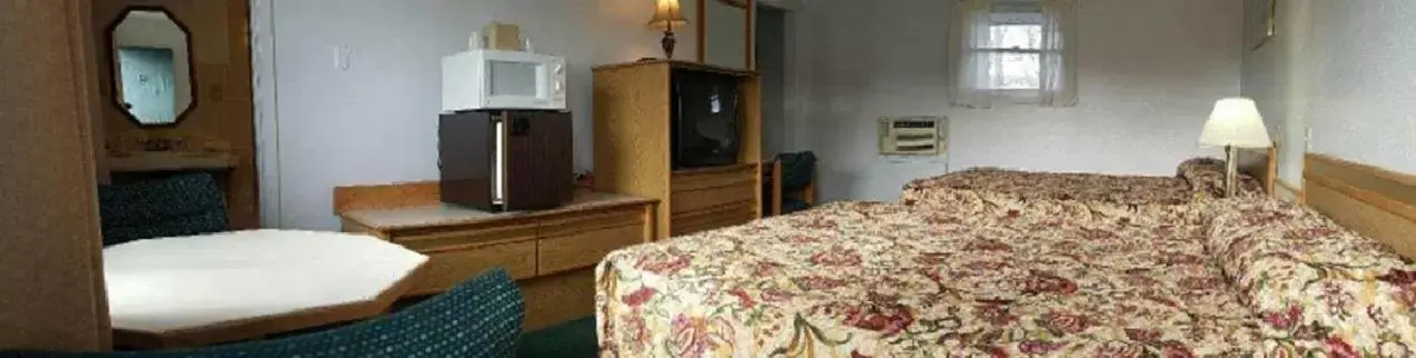 Photo of the whole room, Bed in Oregon Trail Motel and Restaurant