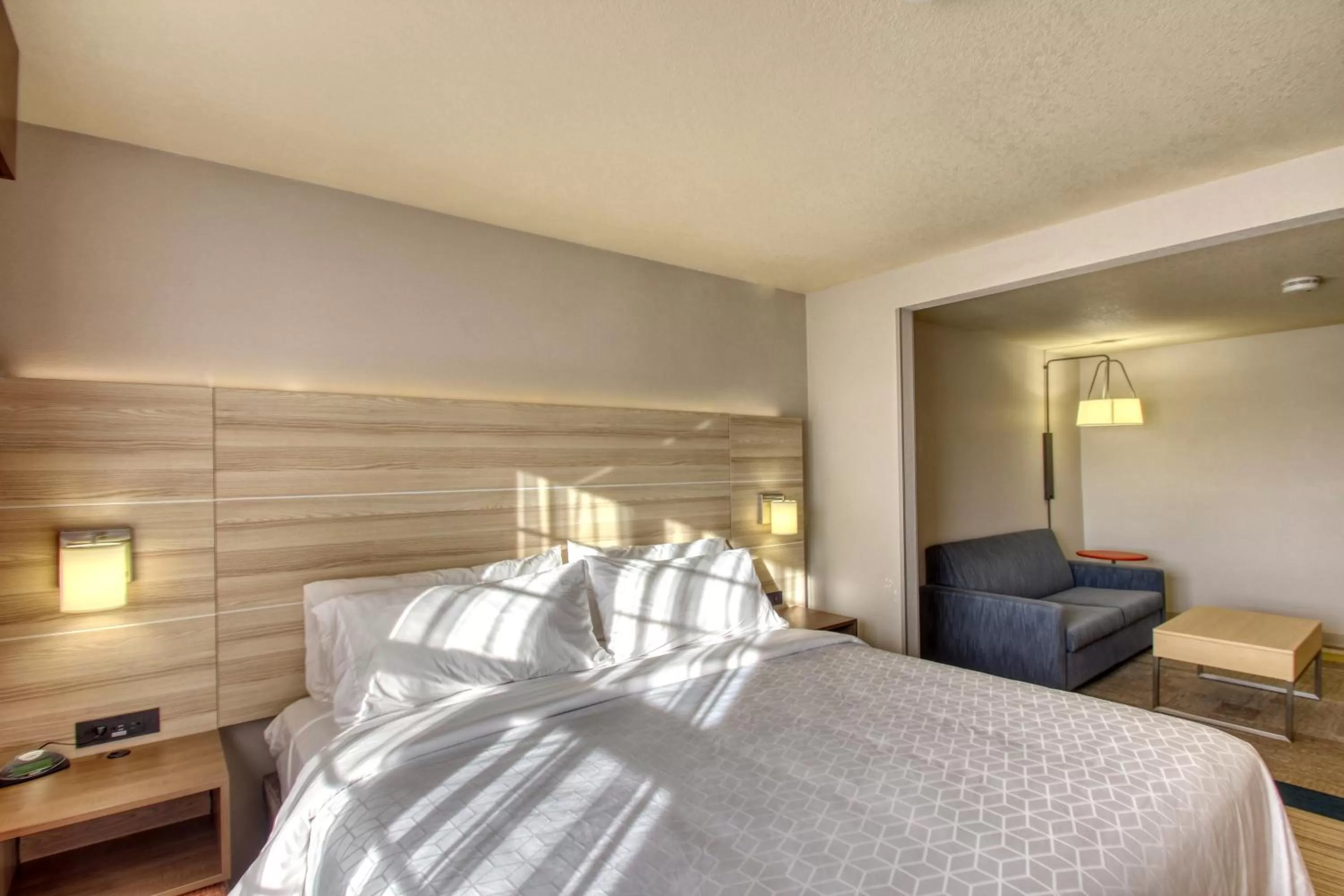 Holiday Inn Express Hotel & Suites Milwaukee Airport by IHG