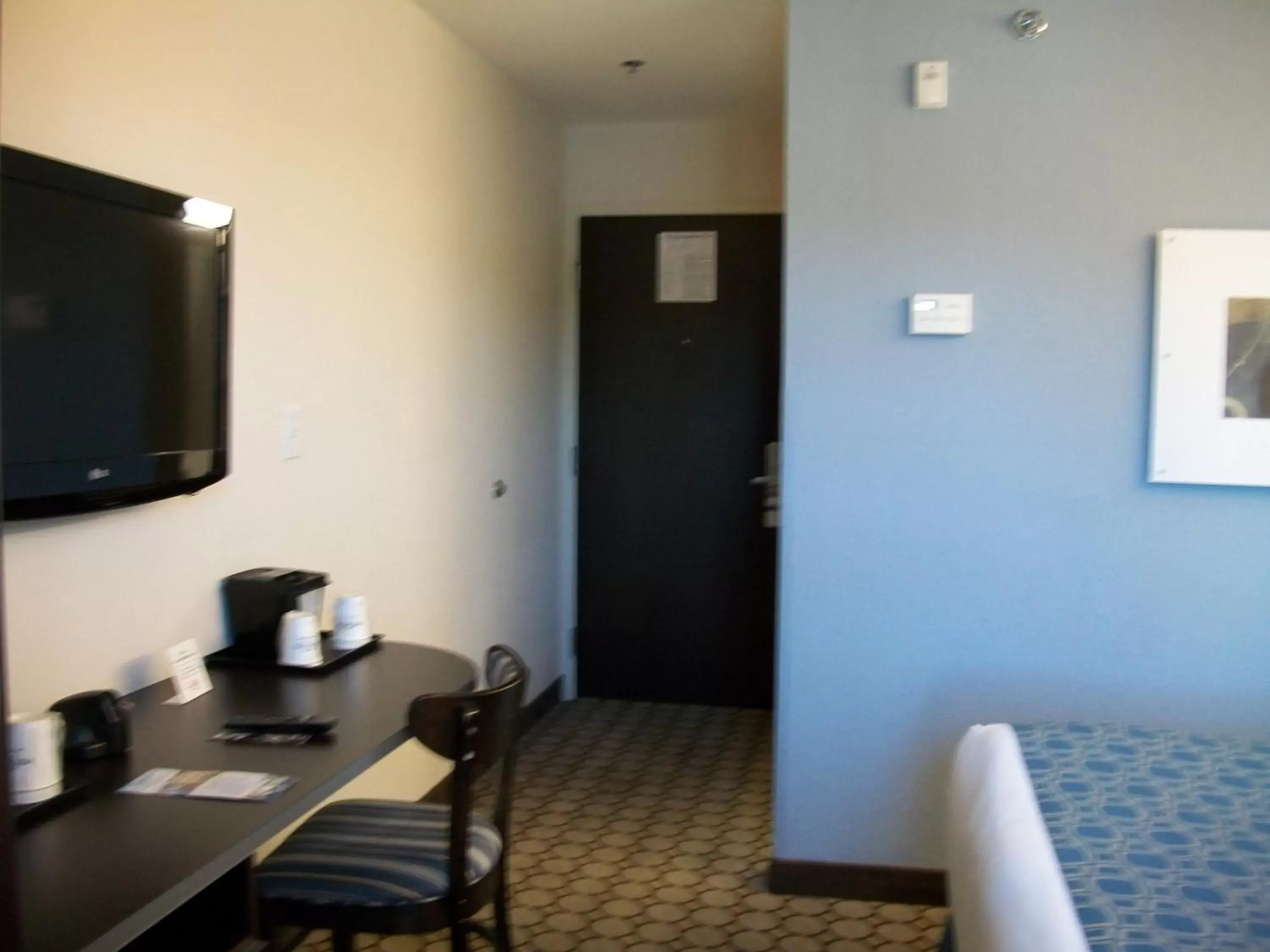 Bedroom, TV/Entertainment Center in Microtel Inn & Suites by Wyndham Spring Hill/Weeki Wachee