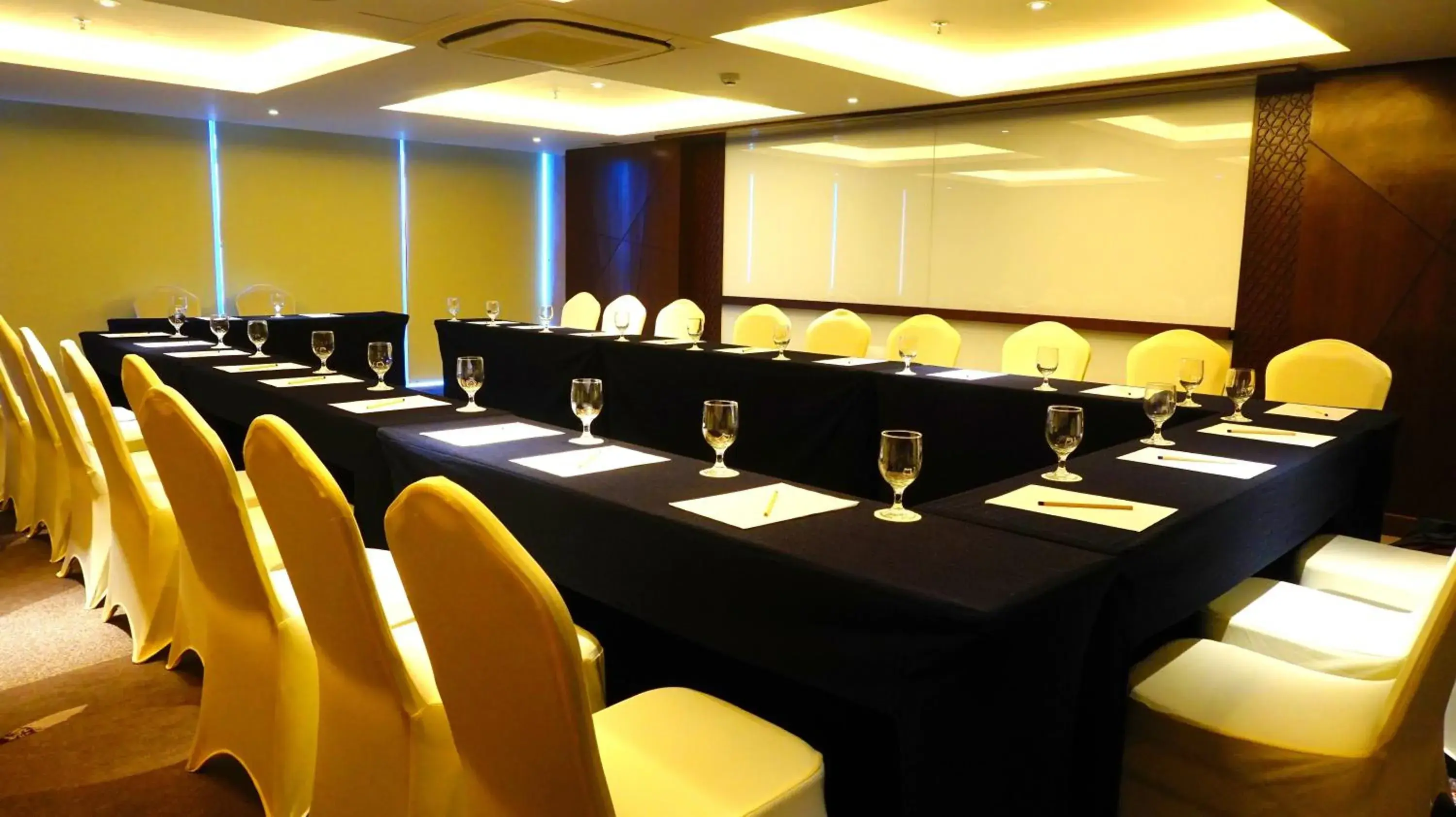 Meeting/conference room in Louis Kienne Hotel Pandanaran