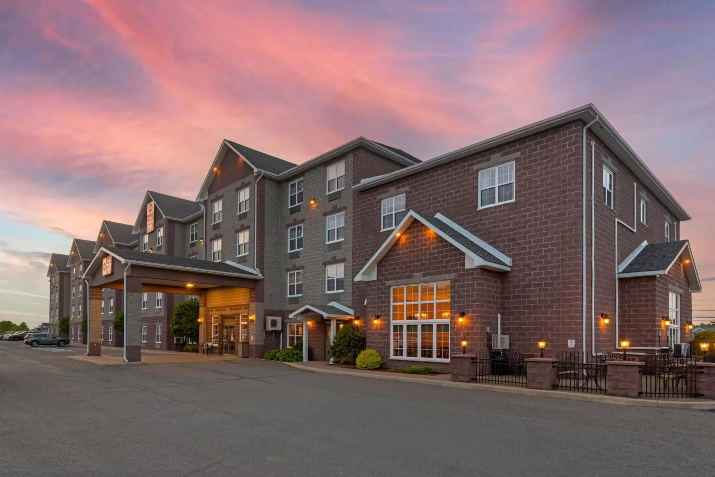 Property Building in Best Western Plus Fredericton Hotel & Suites
