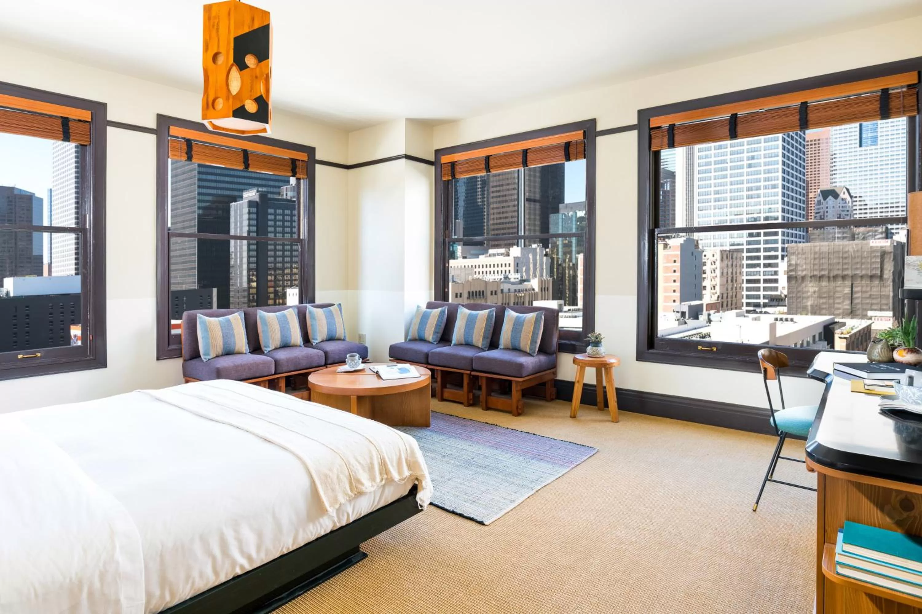 Photo of the whole room, Bed in Freehand Los Angeles