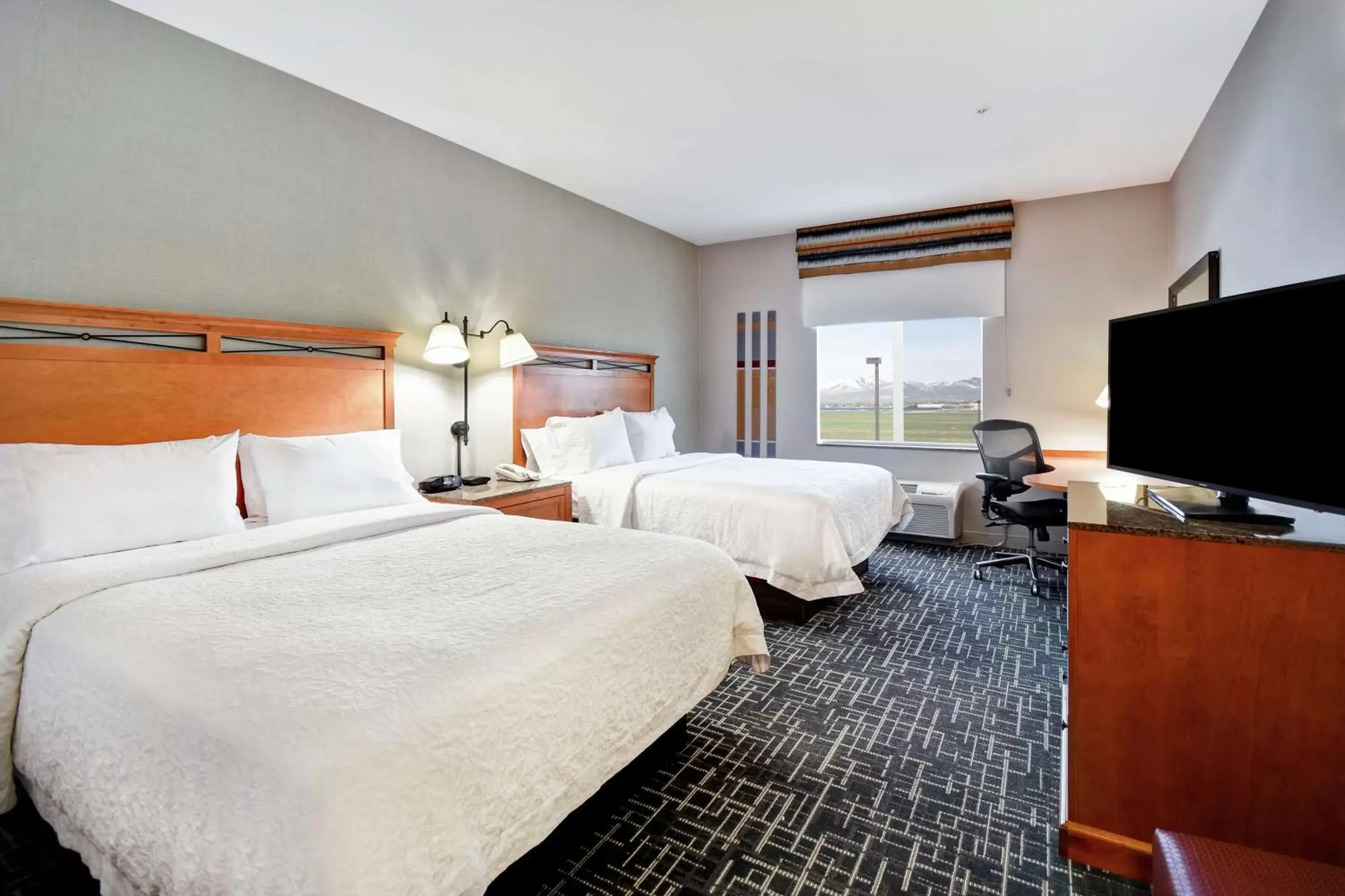 Bed, TV/Entertainment Center in Hampton Inn & Suites Salt Lake City-West Jordan