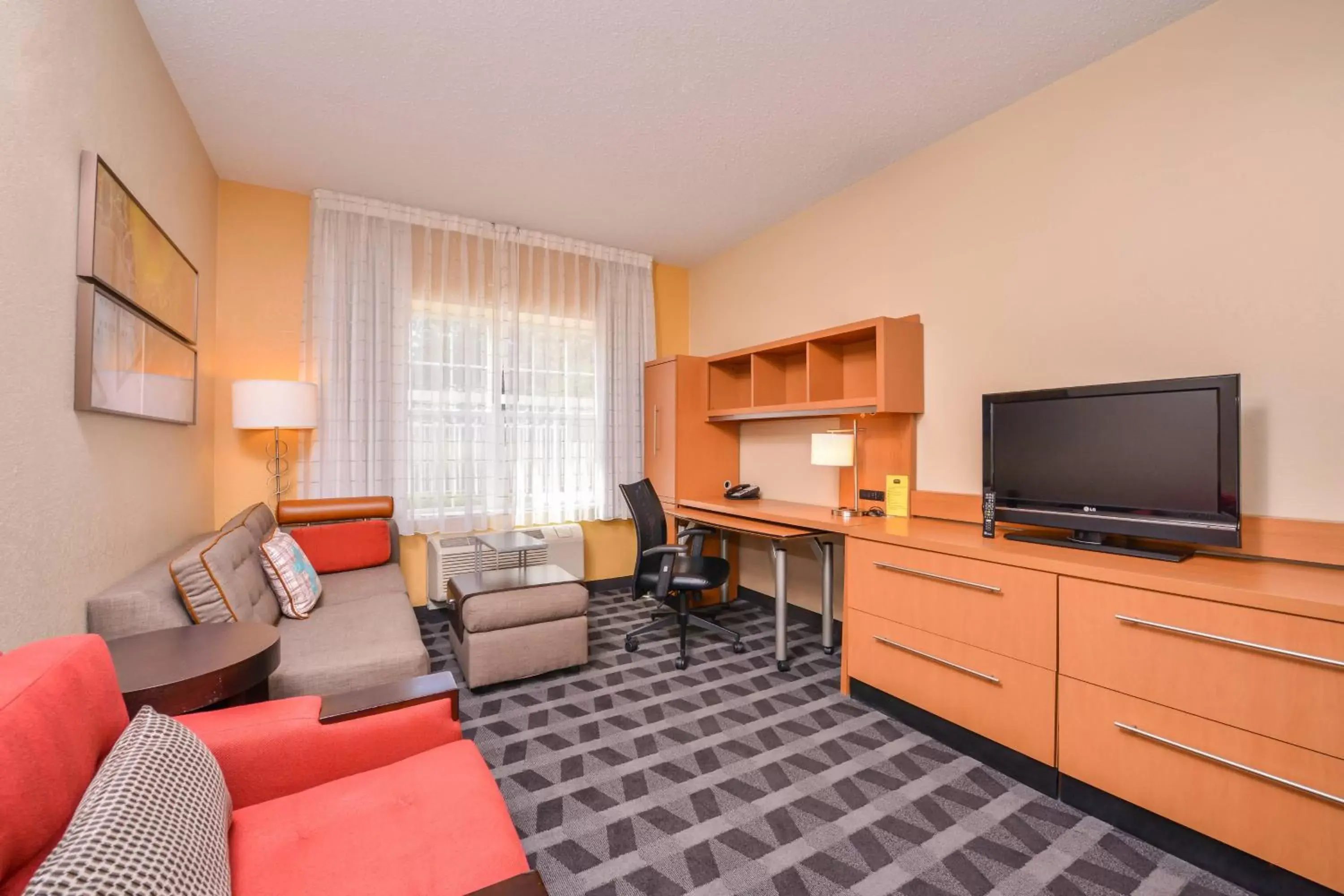 Living room, TV/Entertainment Center in TownePlace Suites Arundel Mills BWI Airport