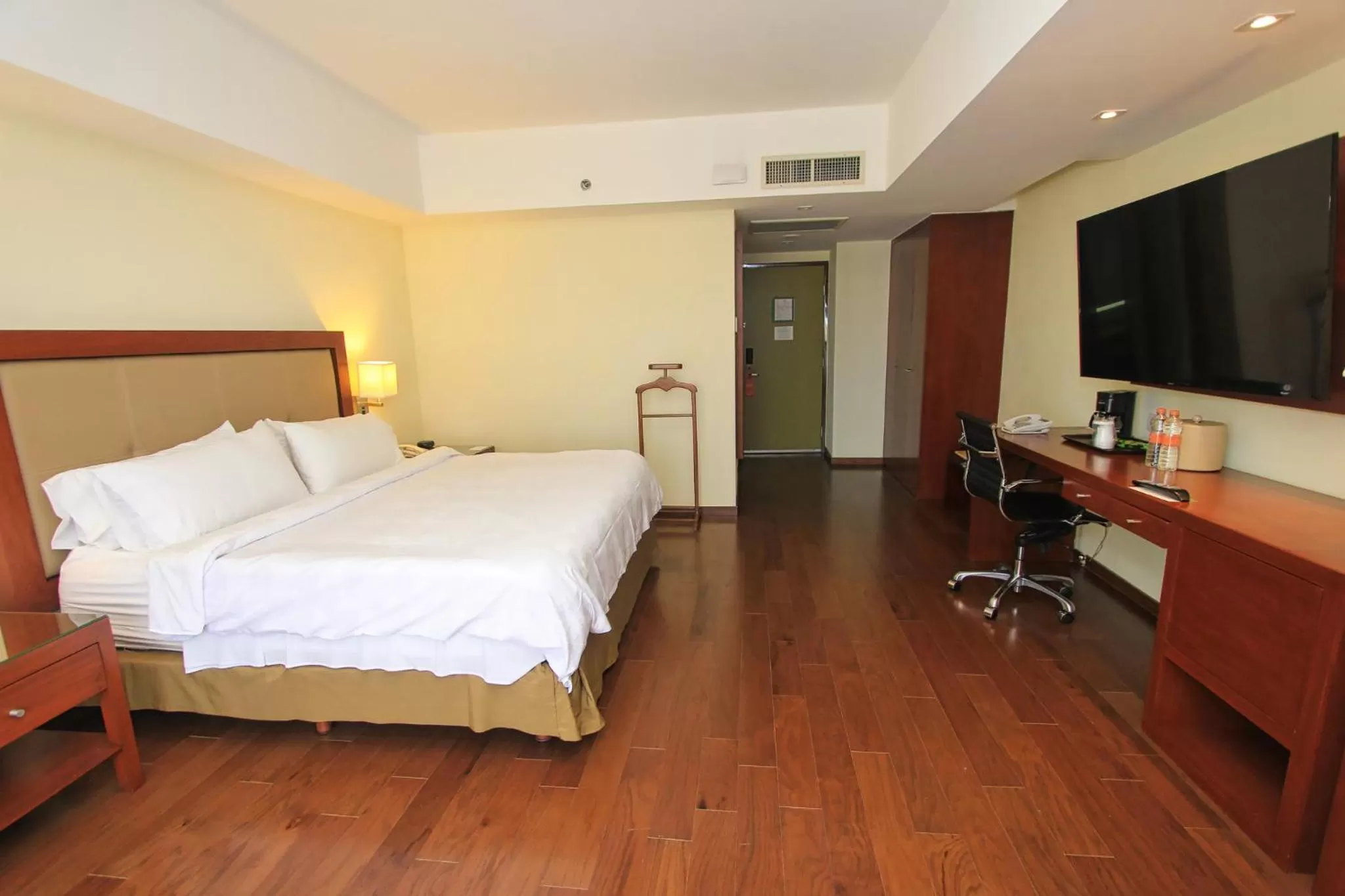 Photo of the whole room, Bed in Holiday Inn Leon by IHG