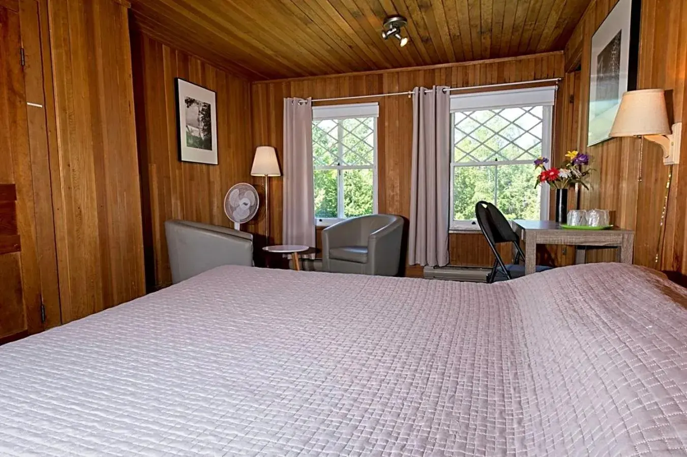 Seating area, Bed in Auberge Les Sources